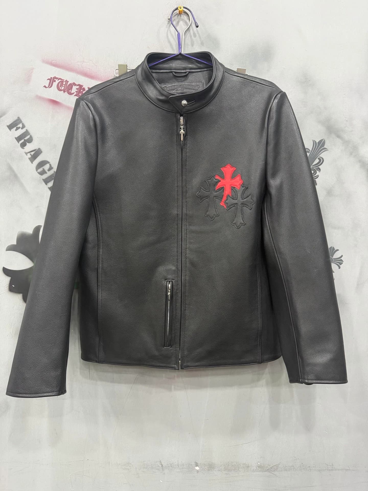 Черная кожаная куртка Chrome Hearts с красным крестом спереди