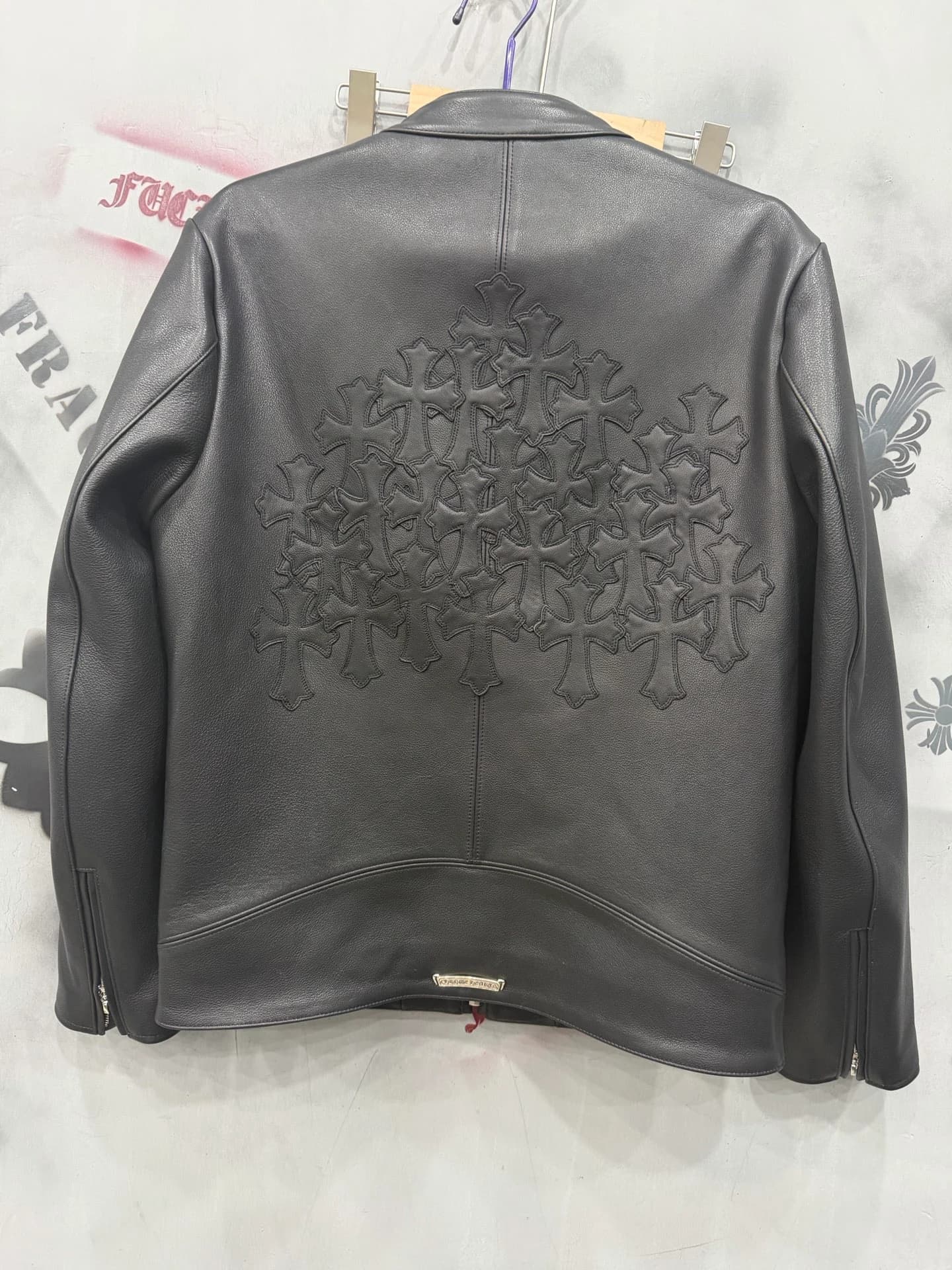 Спинка кожаной куртки Chrome Hearts с аппликацией из крестов