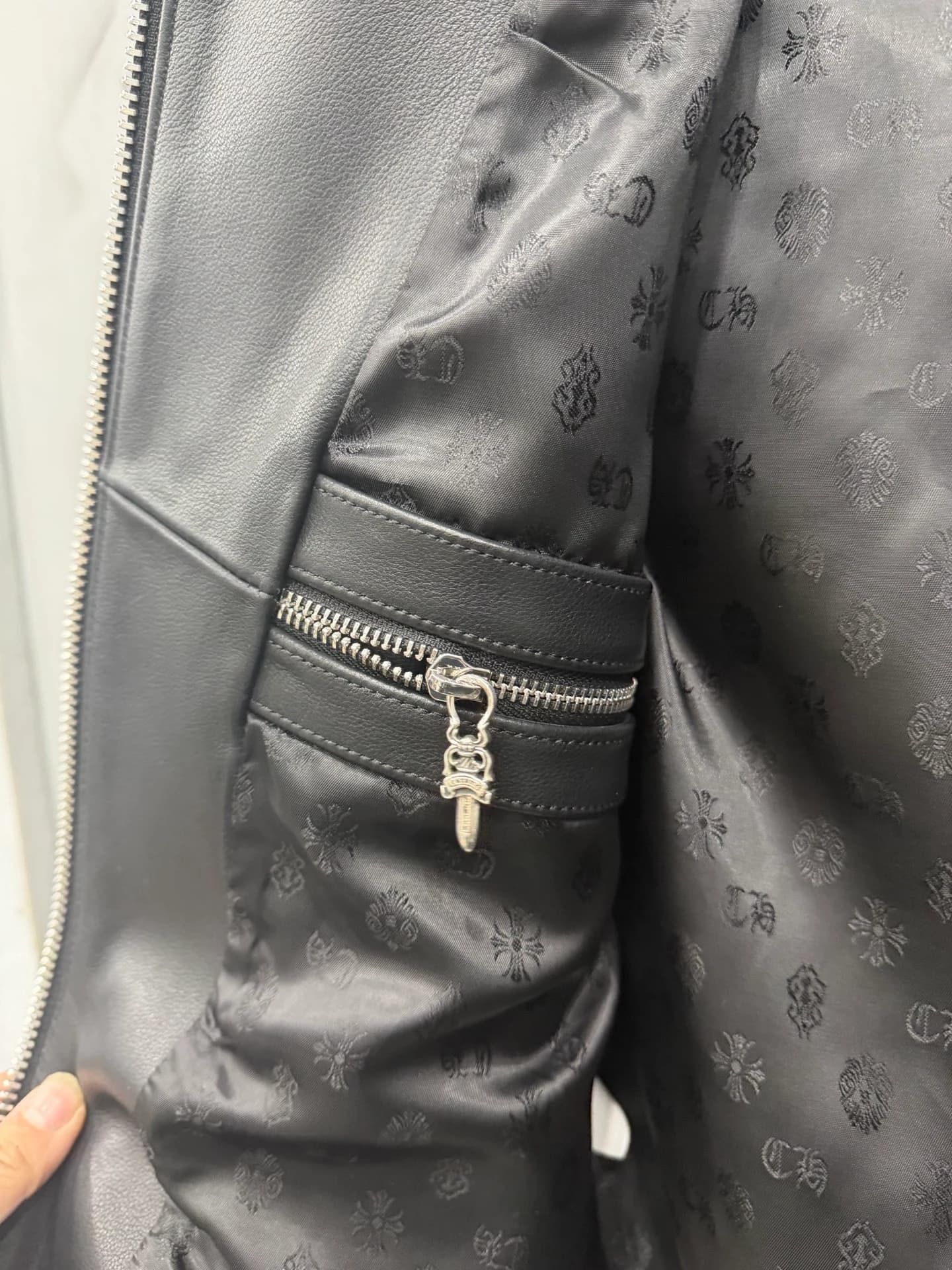 Внутренний карман на молнии куртки Chrome Hearts
