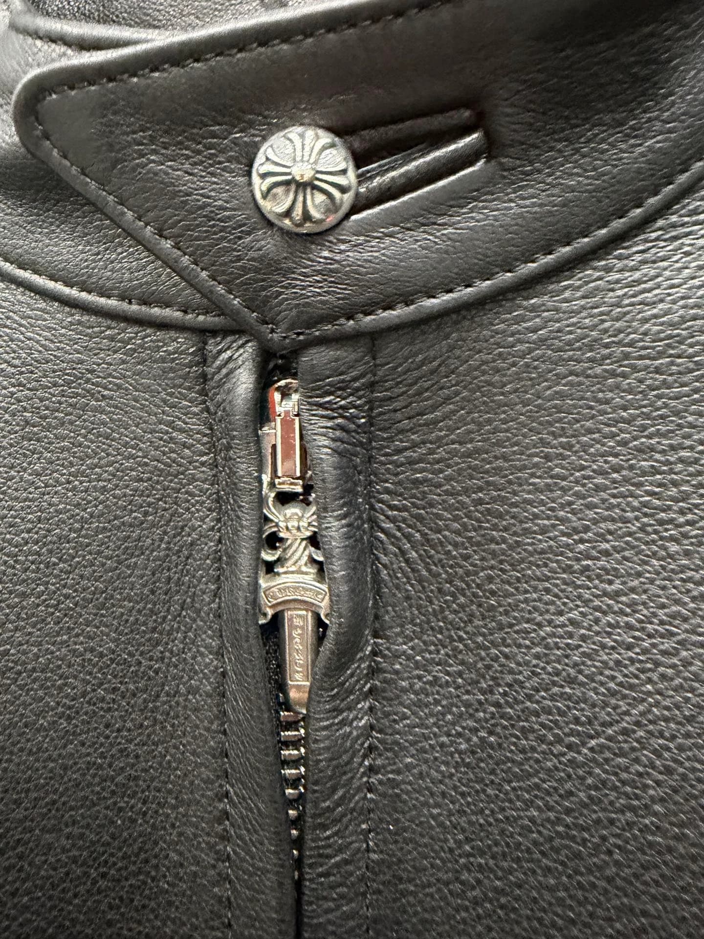 Деталь воротника и молнии кожаной куртки Chrome Hearts