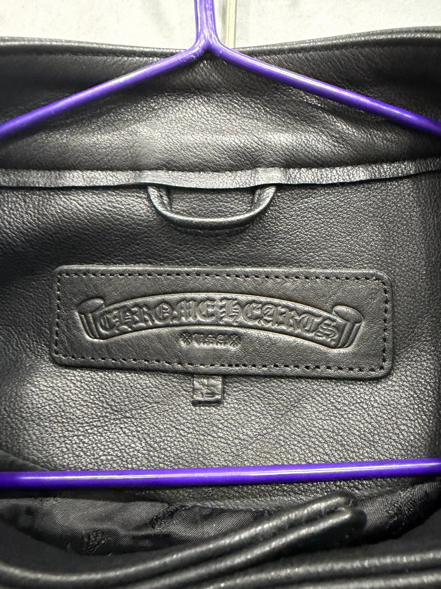 Внутренний кожаный ярлык Chrome Hearts на куртке