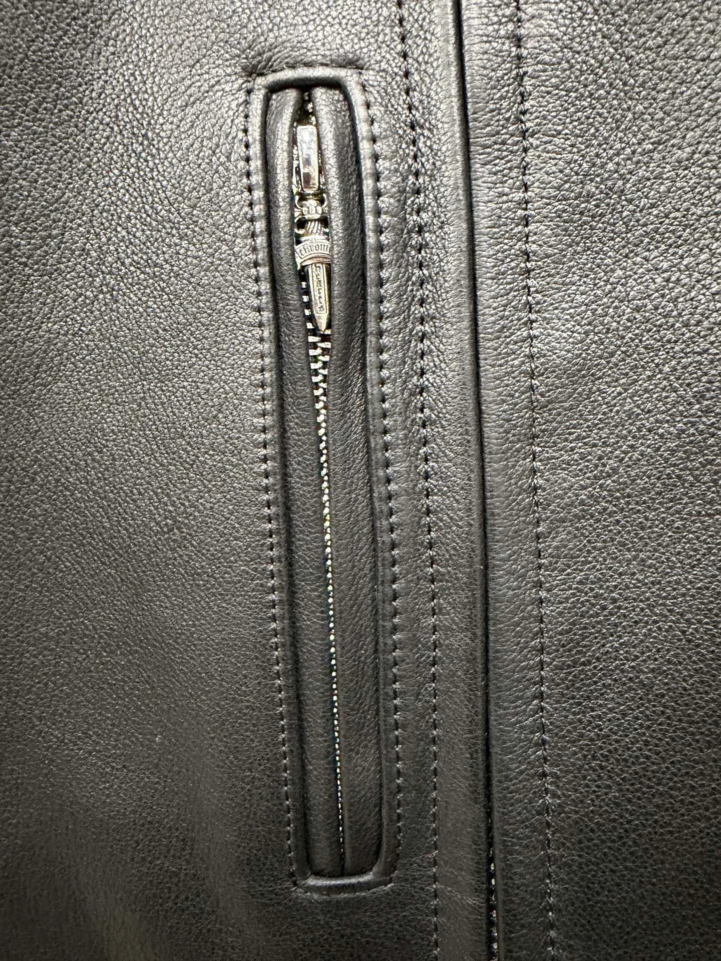 Карман на молнии кожаной куртки Chrome Hearts