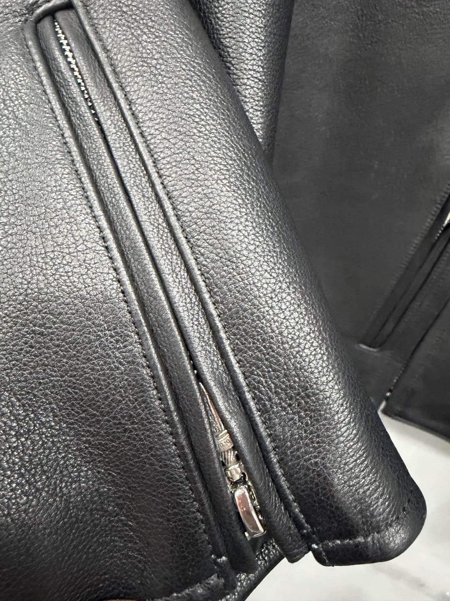 Манжета на молнии кожаной куртки Chrome Hearts
