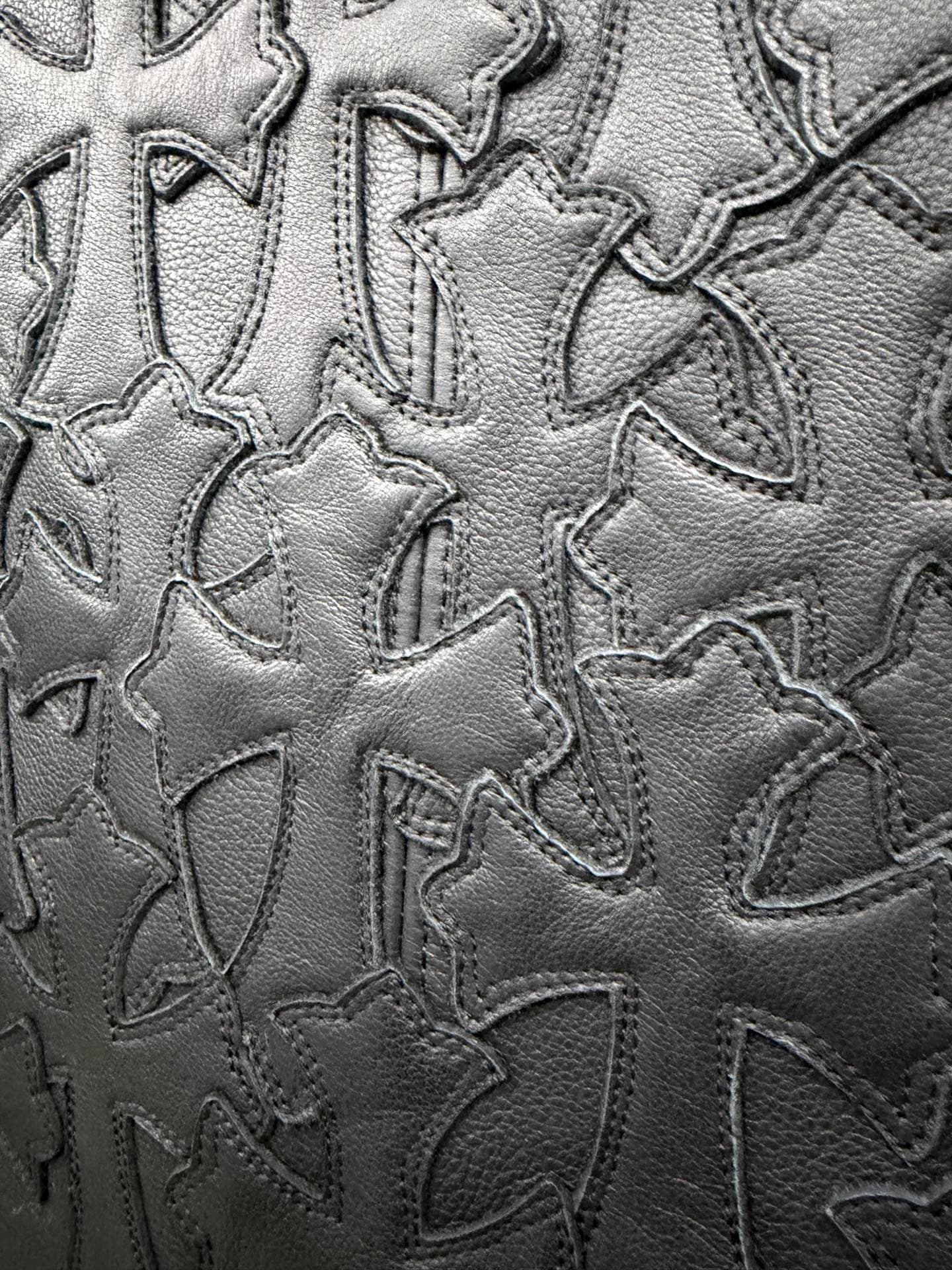 Крупный план кожаных нашивок в виде крестов Chrome Hearts