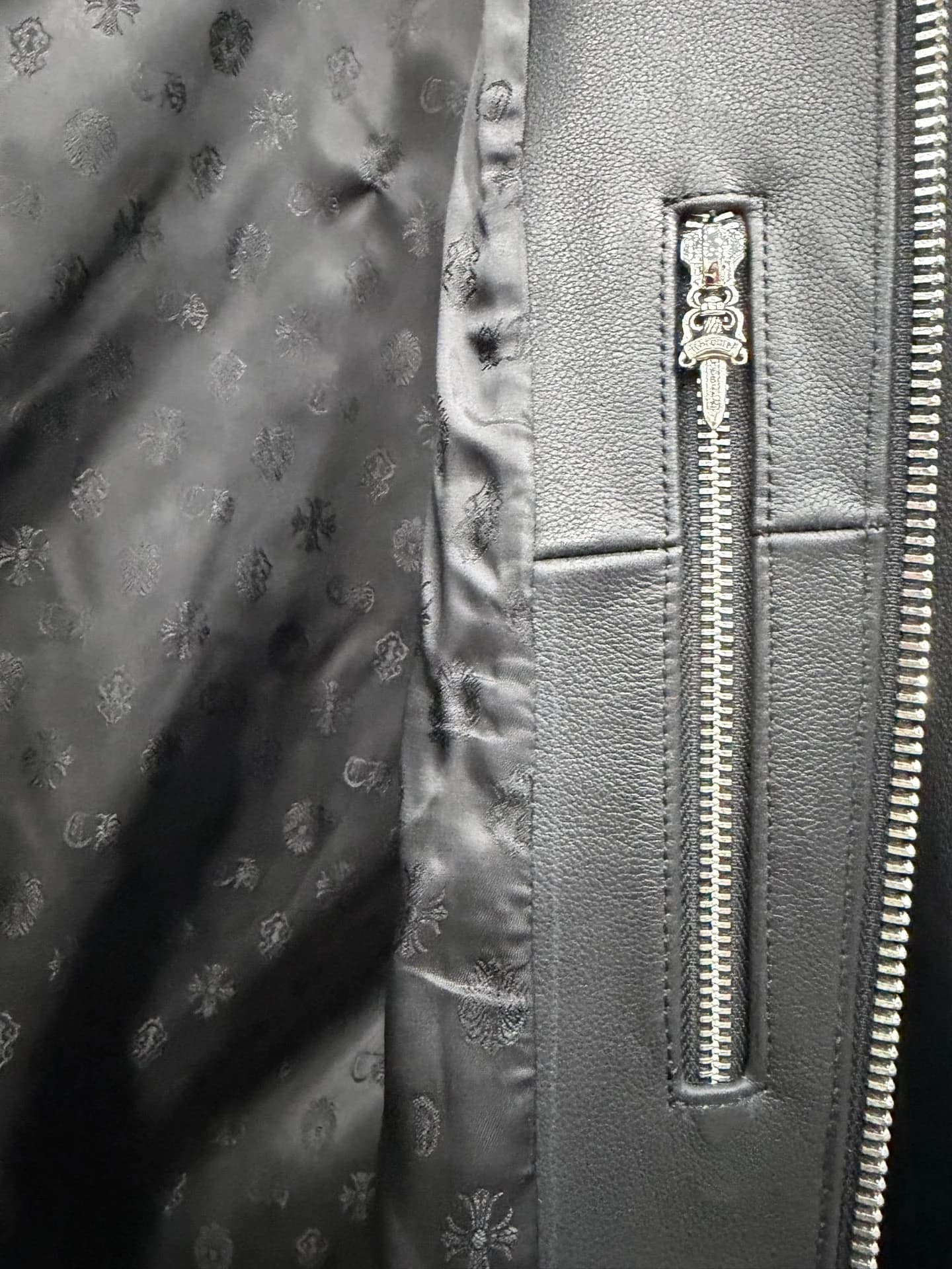 Внутренний карман кожаной куртки Chrome Hearts
