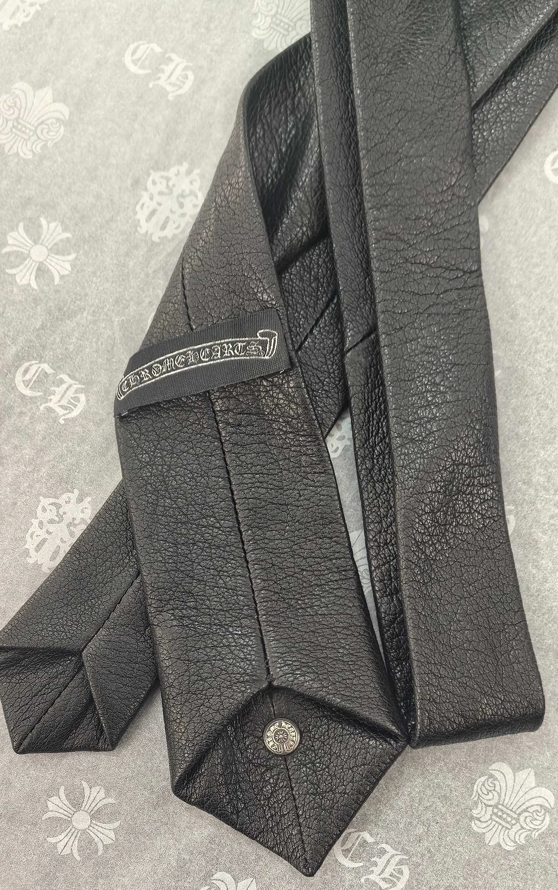 Оборотная сторона кожаного галстука со шлёвкой и заклёпкой Chrome Hearts