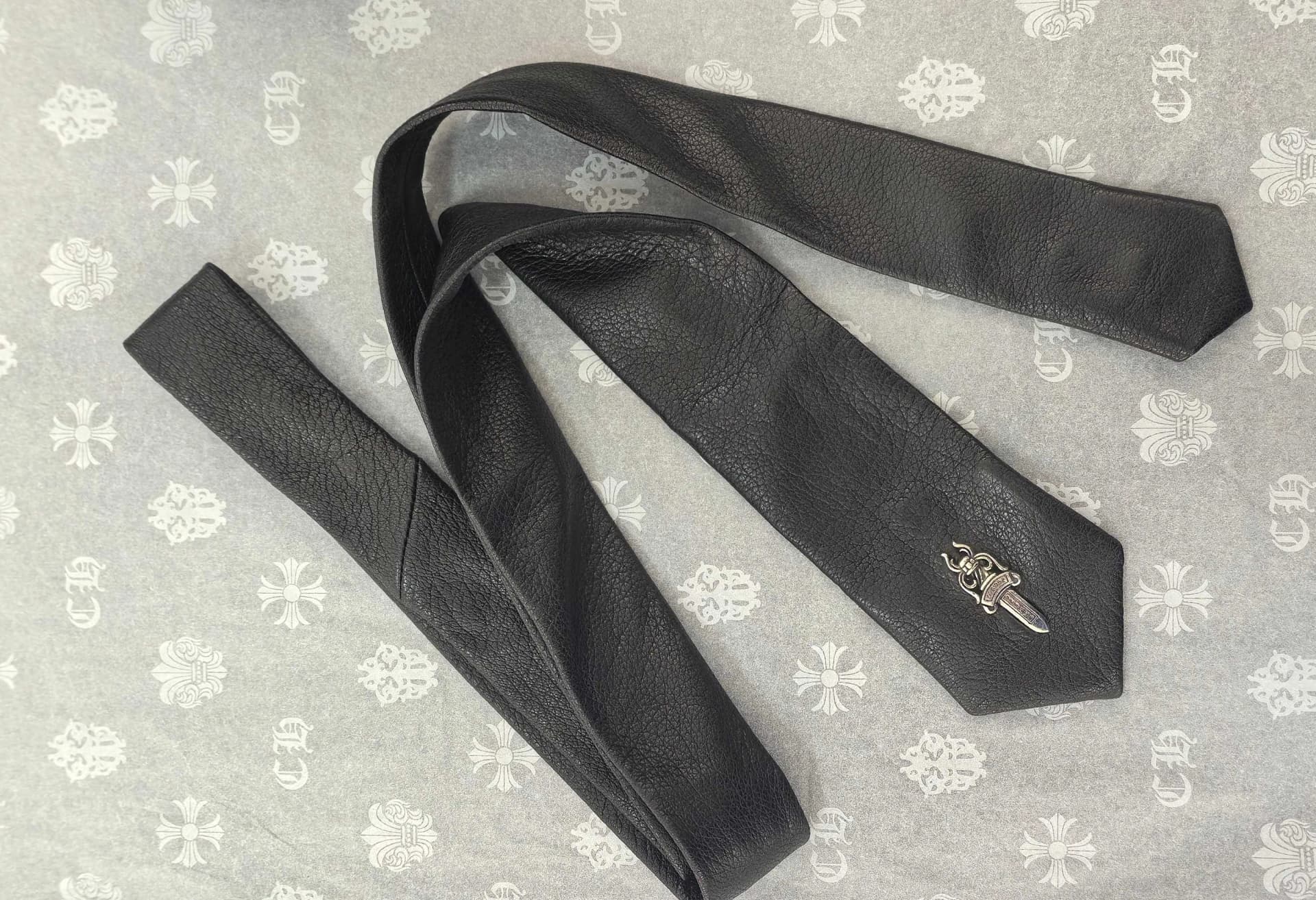 Чёрный кожаный галстук Chrome Hearts в расправленном виде