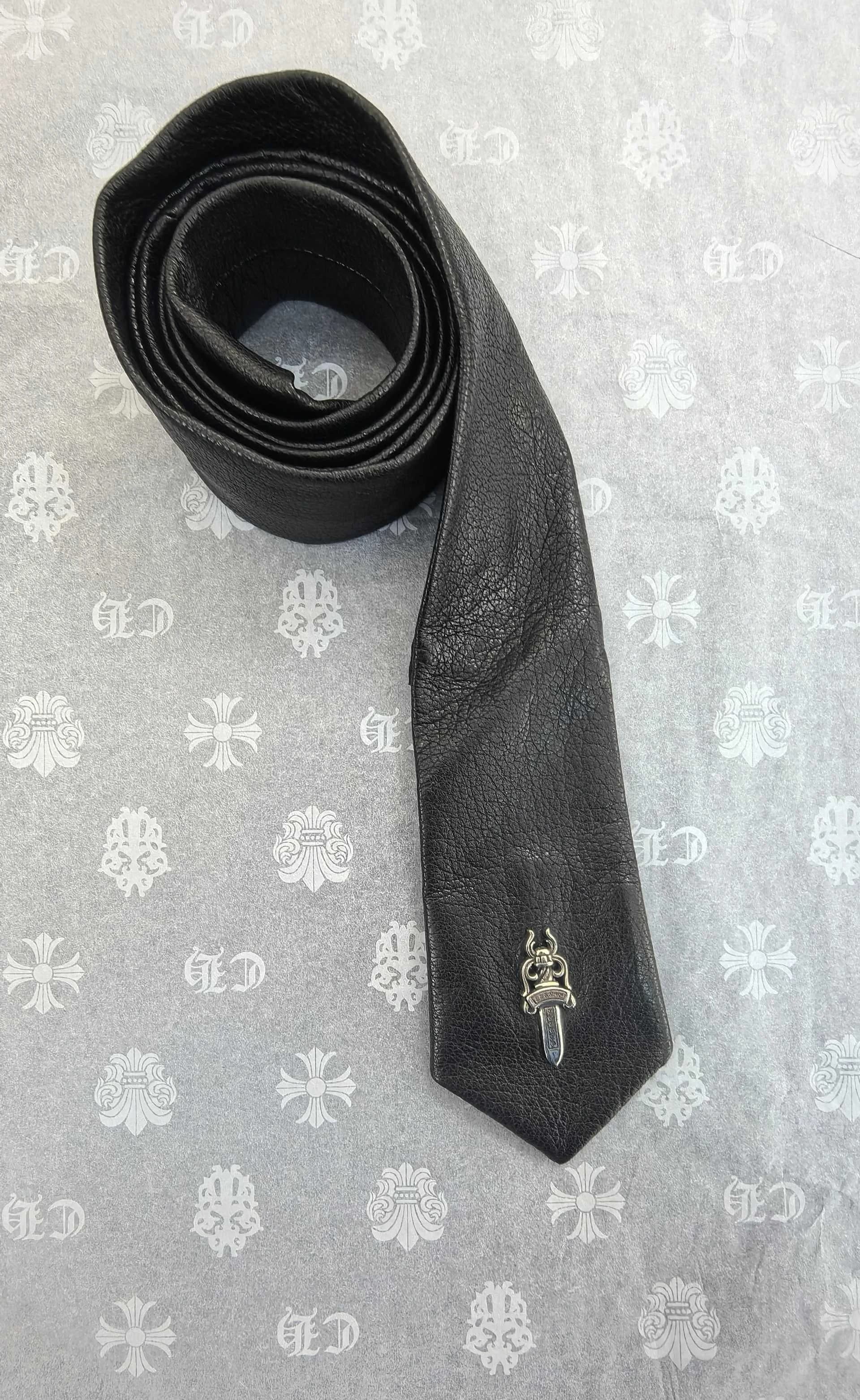 Лицевая сторона свёрнутого галстука с кинжалом Dagger