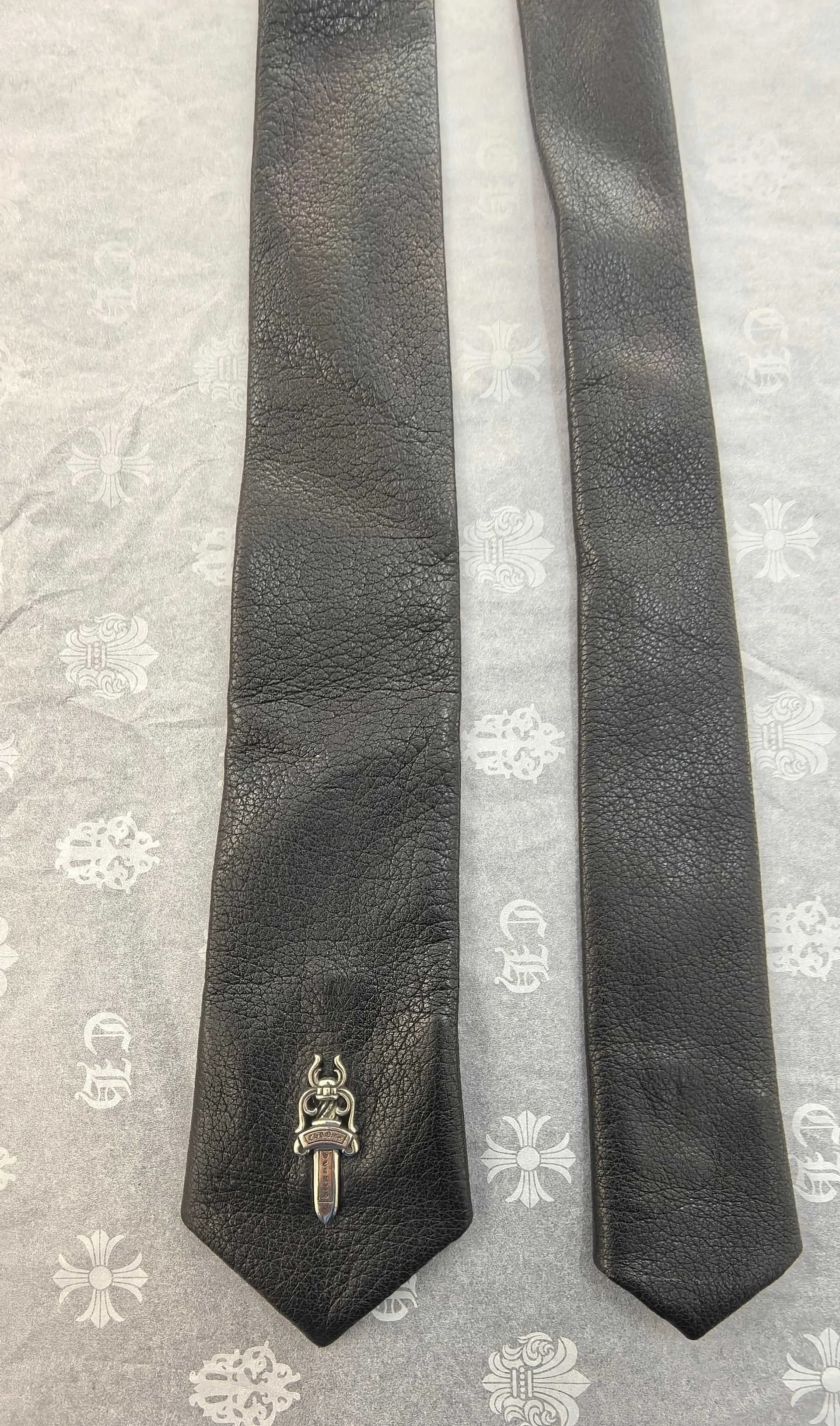 Концы галстука Chrome Hearts крупным планом