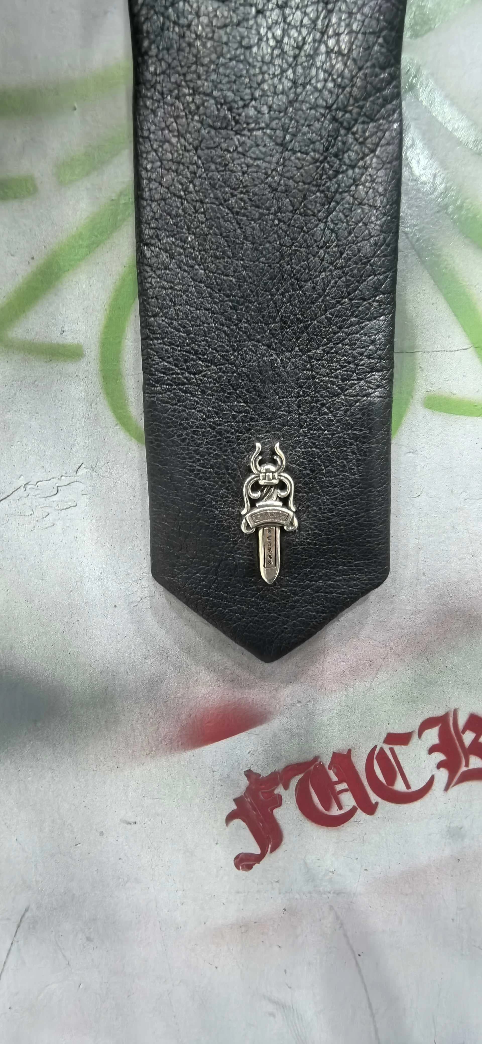 Крупный план наконечника галстука с кинжалом Dagger на вешалке
