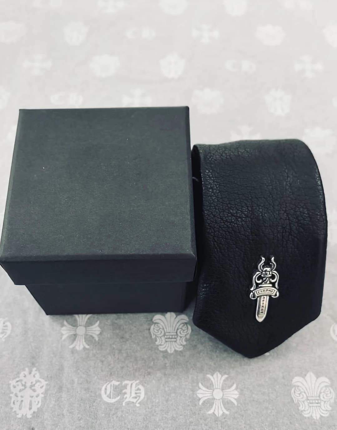 Галстук Chrome Hearts рядом с фирменной коробкой