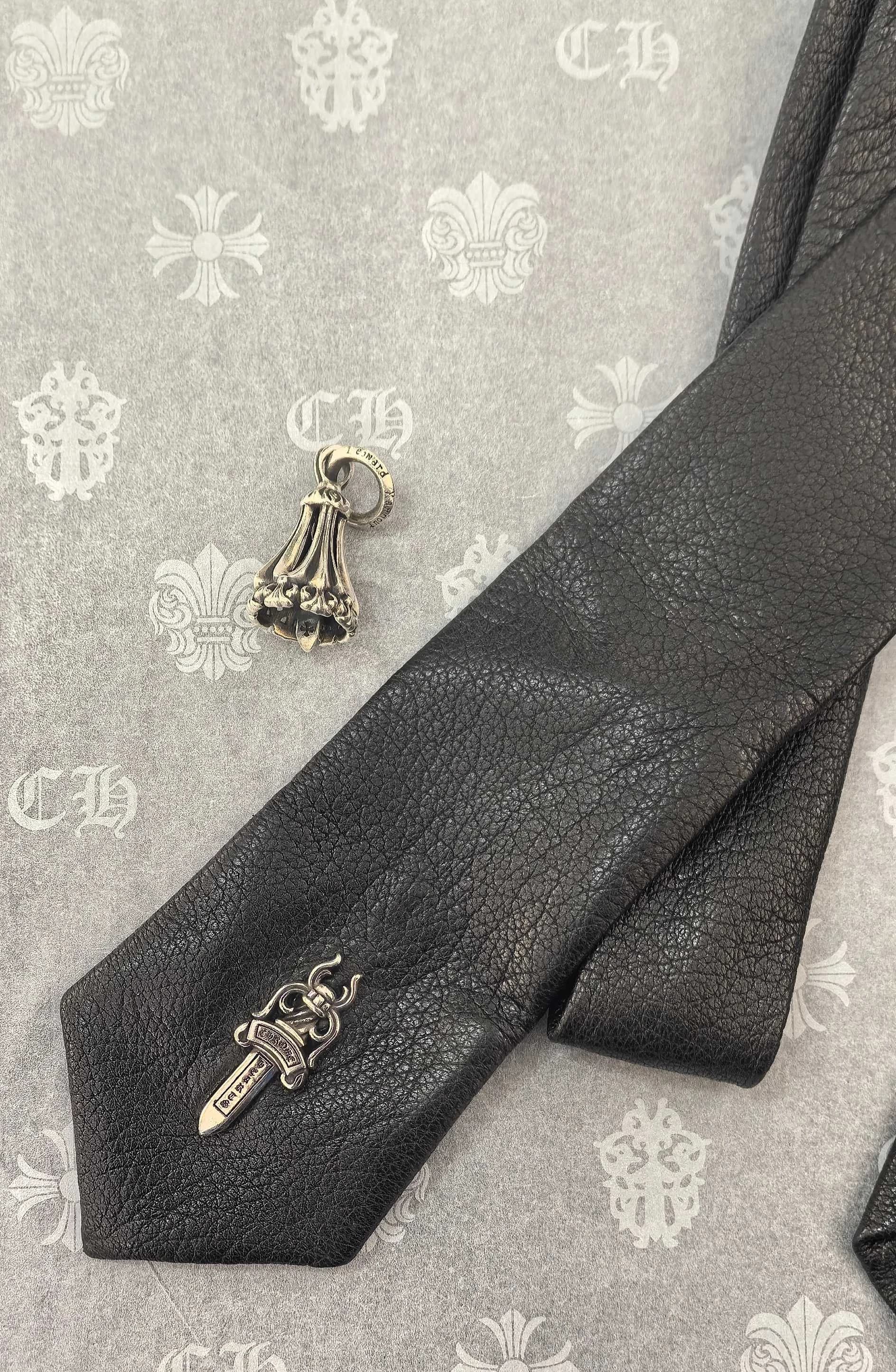 Лицевая сторона галстука с кинжалом Dagger и серебряным элементом