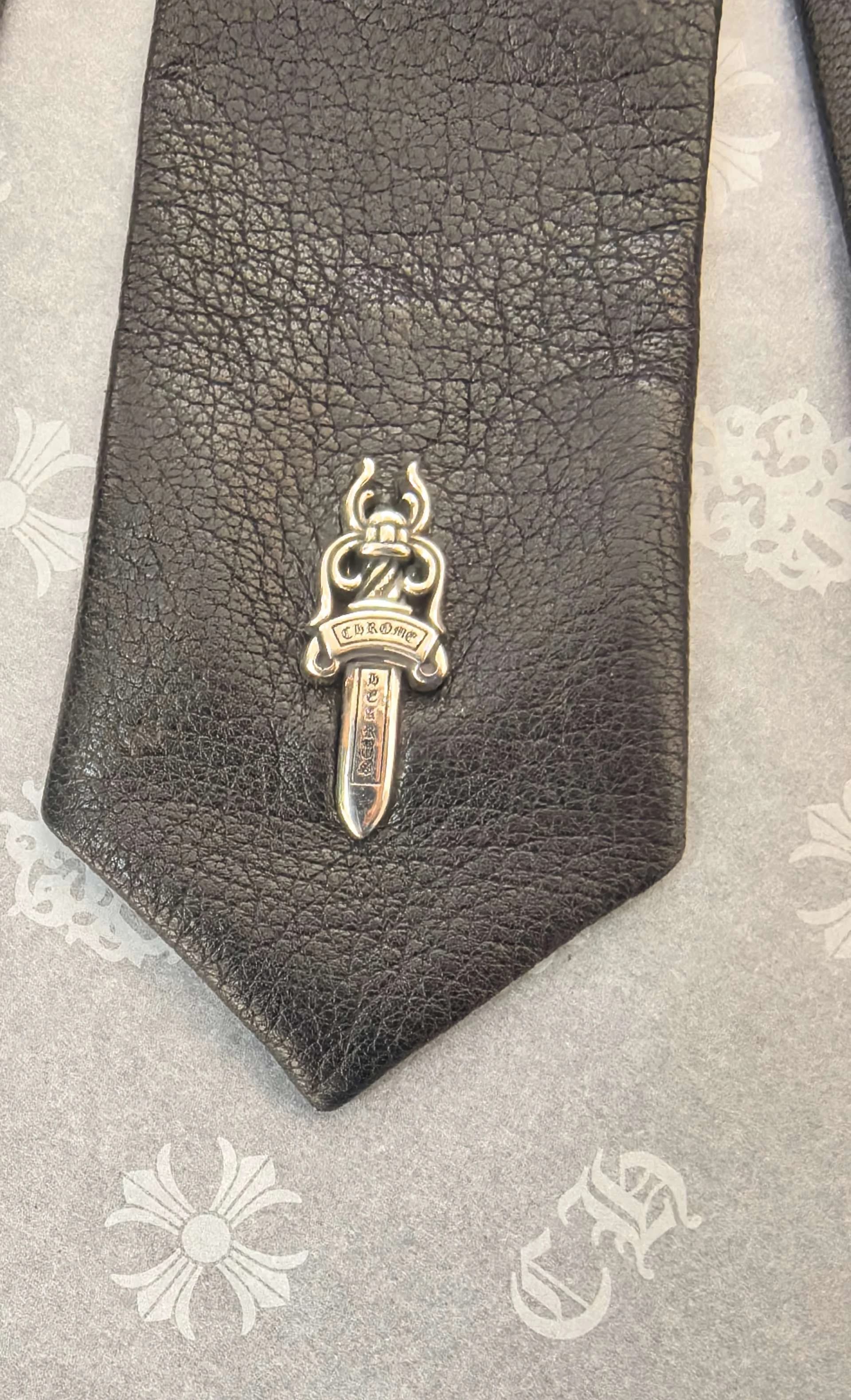 Крупный план серебряной детали Dagger на зернистой коже