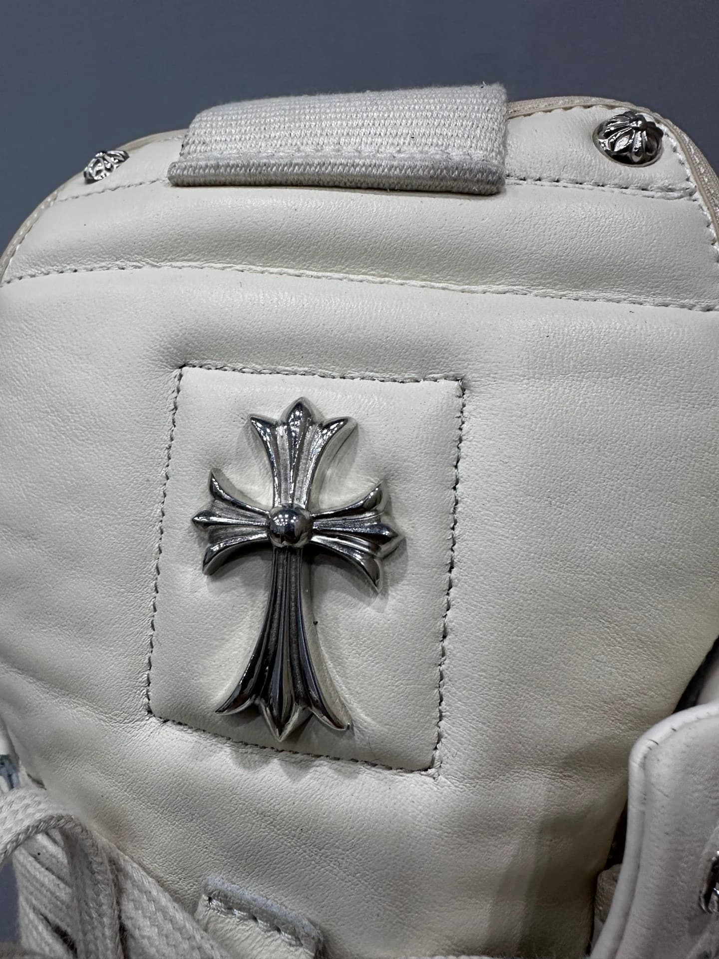 Деталь язычка кед Chrome Hearts x Rick Owens Geobasket с серебряным крестом