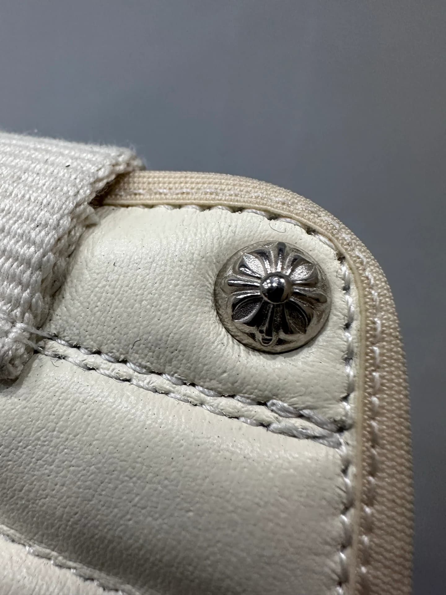 Металлическая заклепка с логотипом Chrome Hearts на кедах Rick Owens Geobasket