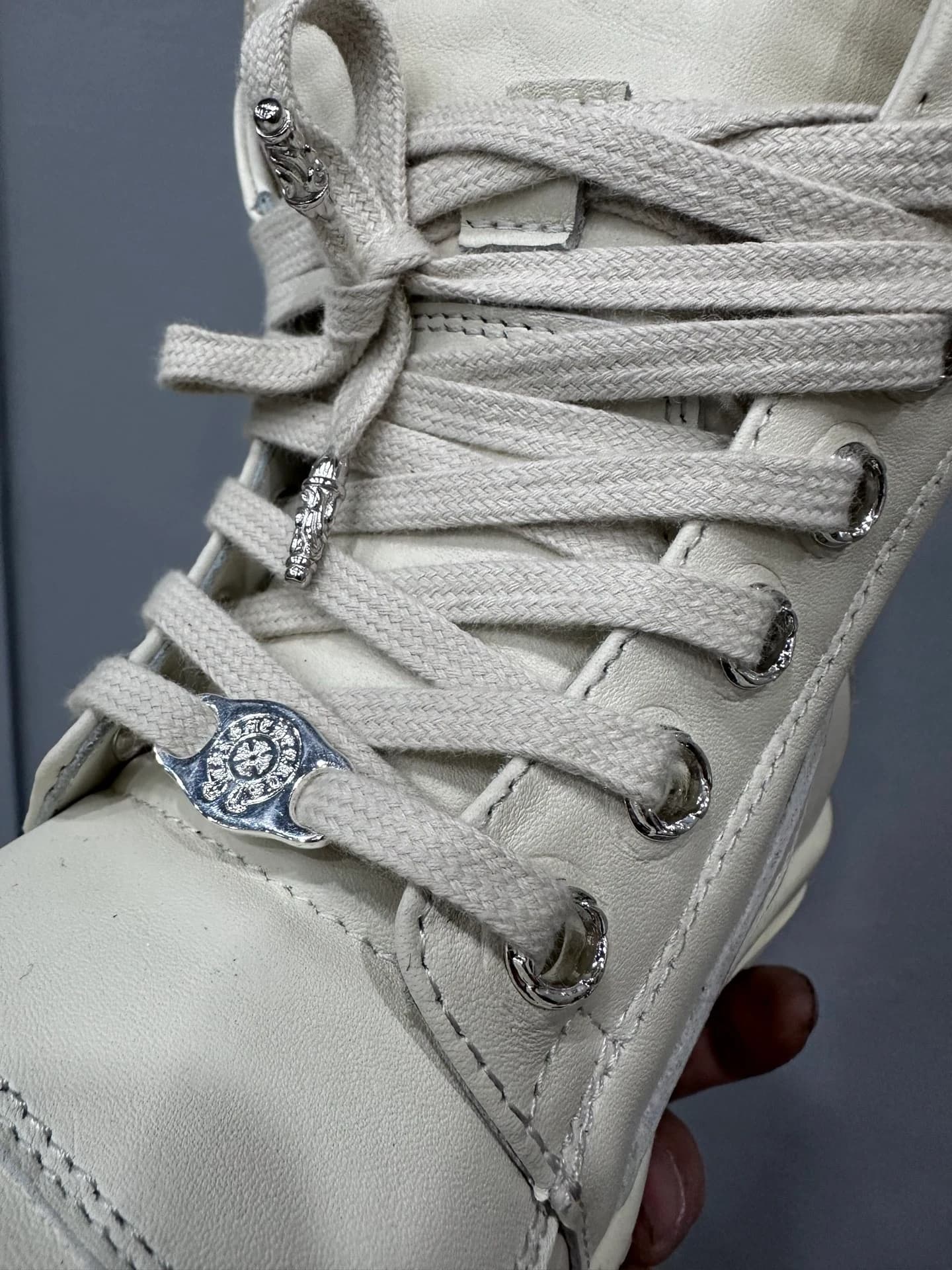 Шнуровка и серебряная фурнитура на кедах Chrome Hearts x Rick Owens Geobasket