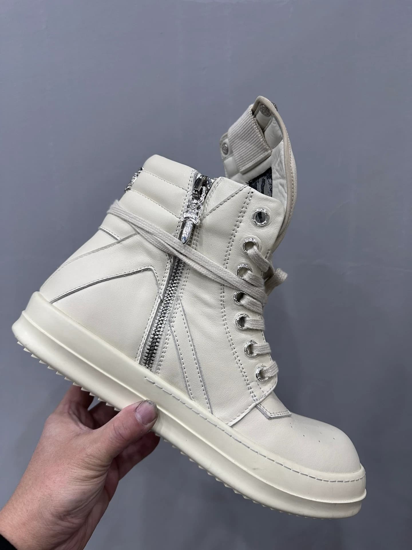 Боковая молния на высоких кедах Chrome Hearts x Rick Owens Geobasket