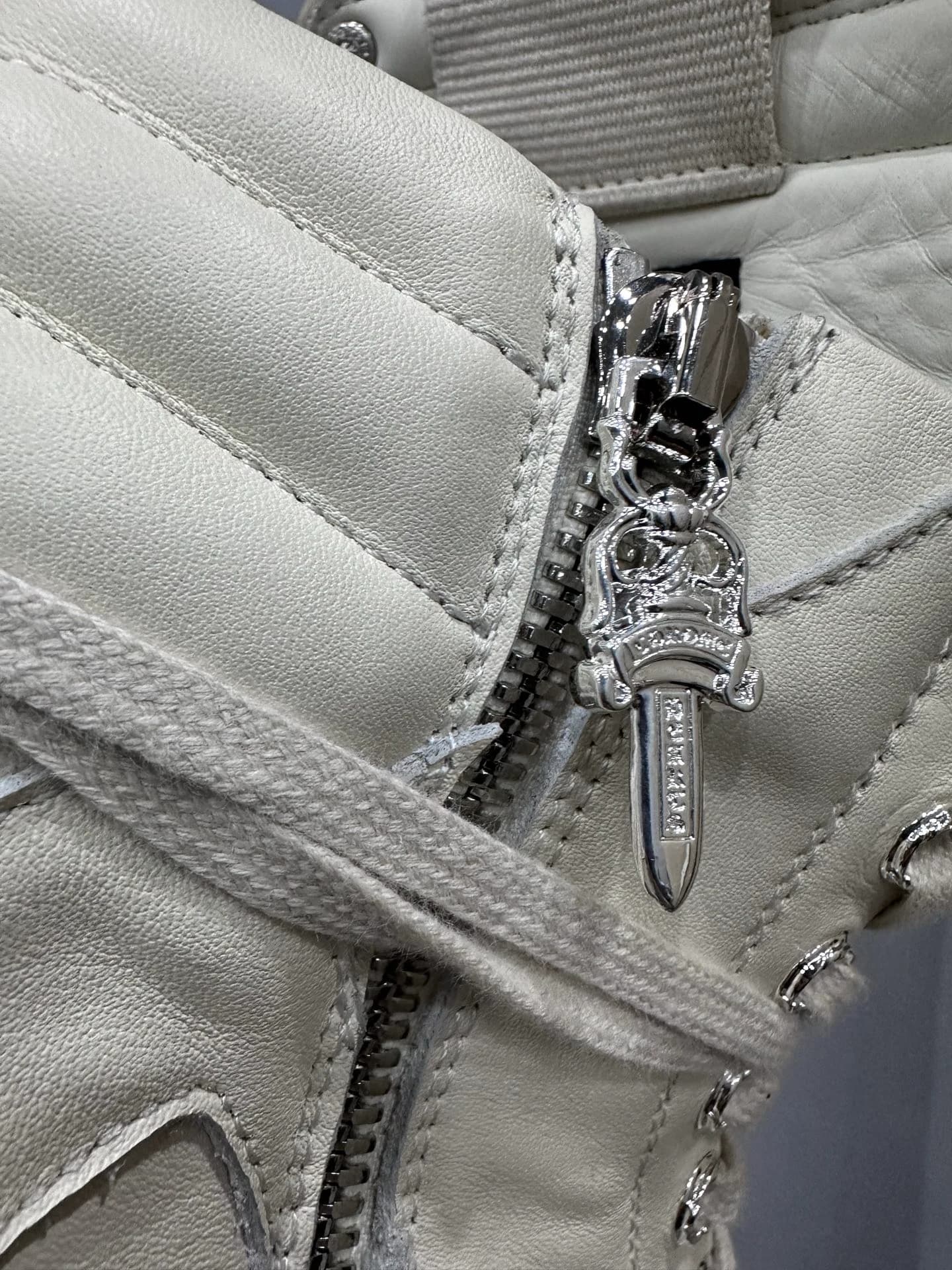 Серебряный пуллер в виде кинжала на молнии кед Chrome Hearts x Rick Owens Geobasket