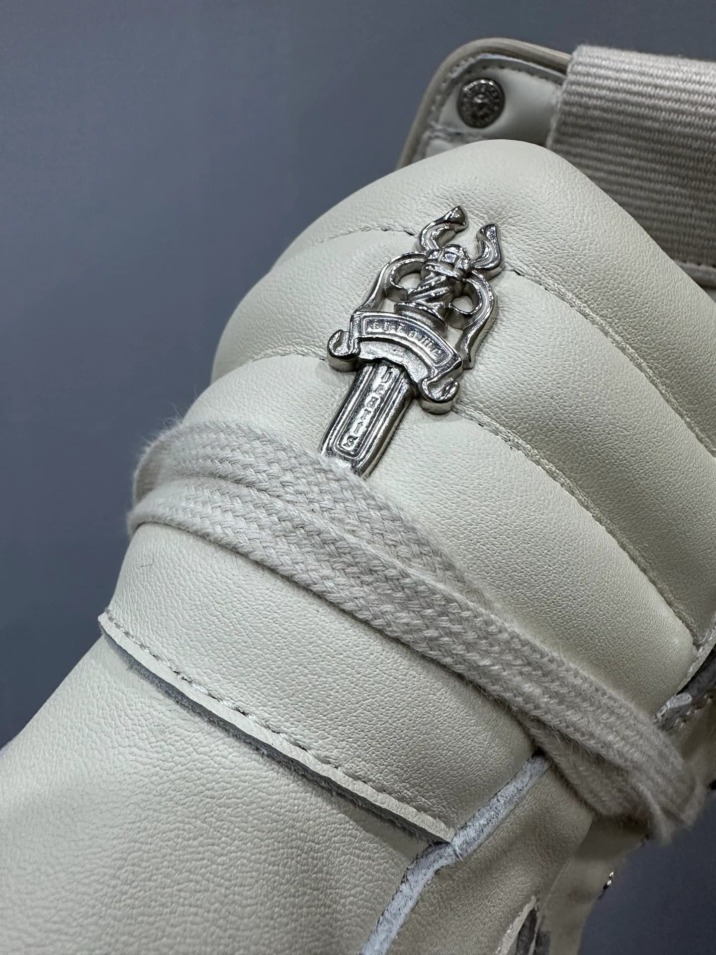 Деталь задника кед Chrome Hearts x Rick Owens Geobasket с серебряным кинжалом