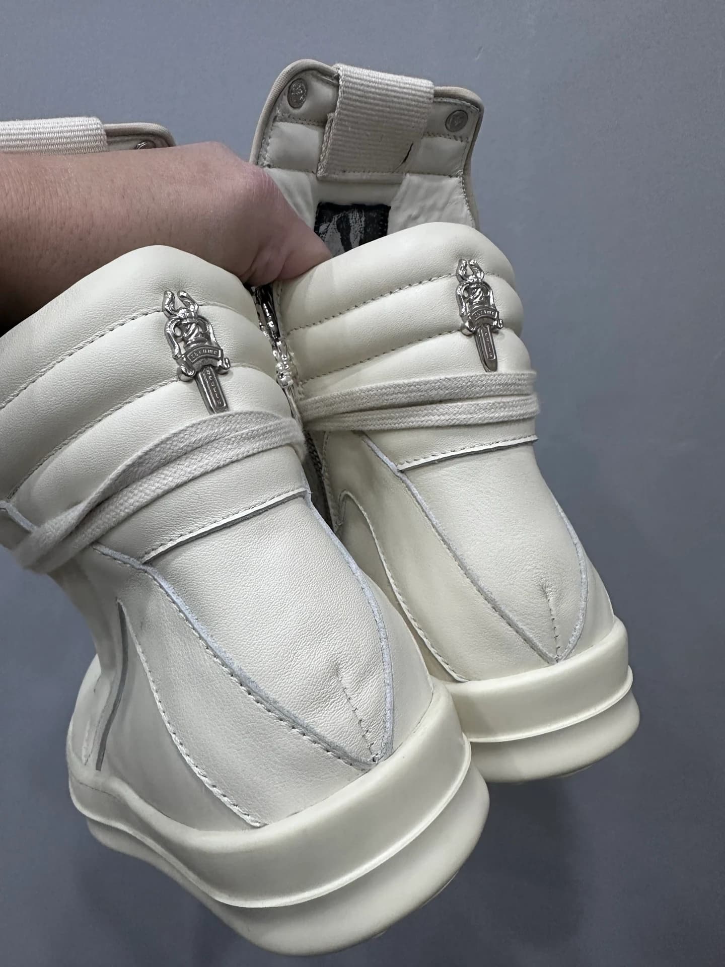Пара высоких кед Chrome Hearts x Rick Owens Geobasket, вид сзади