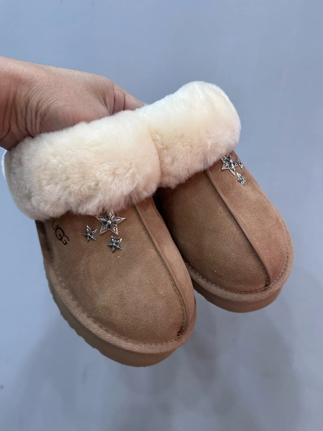 Женские тапочки Chrome Hearts x UGG коричневого цвета с мехом овчины