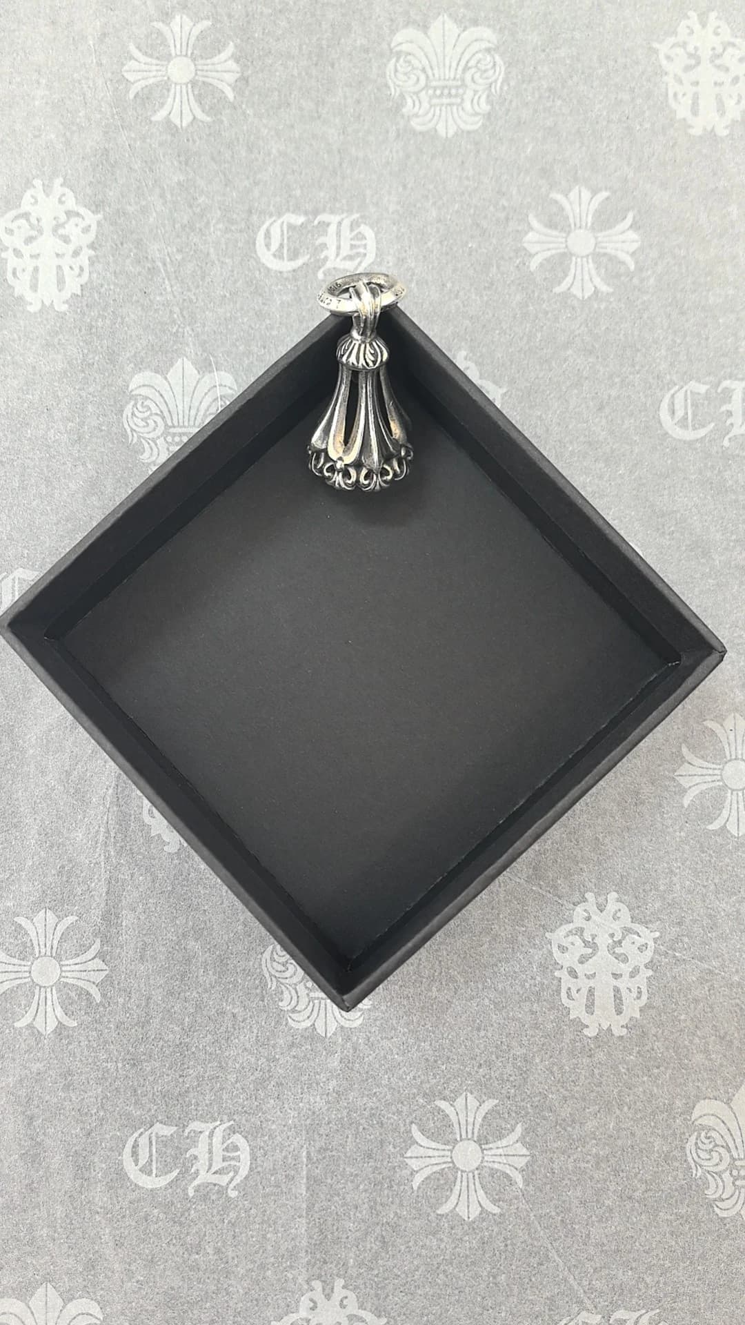 Серебряная подвеска Chrome Hearts Bell в раскрытой черной коробке