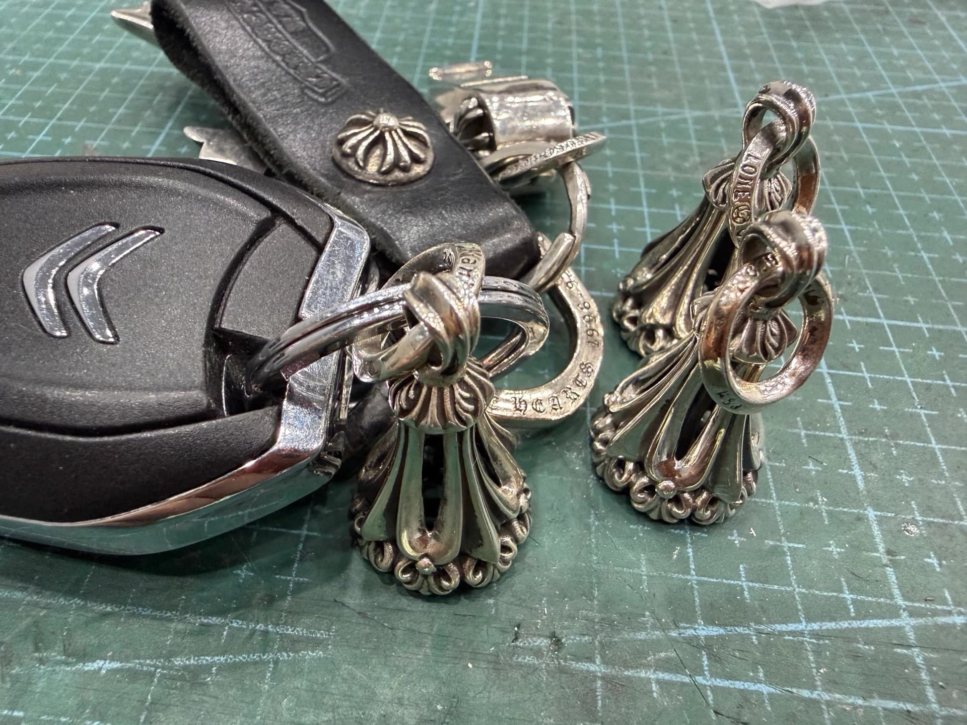 Подвески Chrome Hearts Bell на кольце с автомобильным ключом