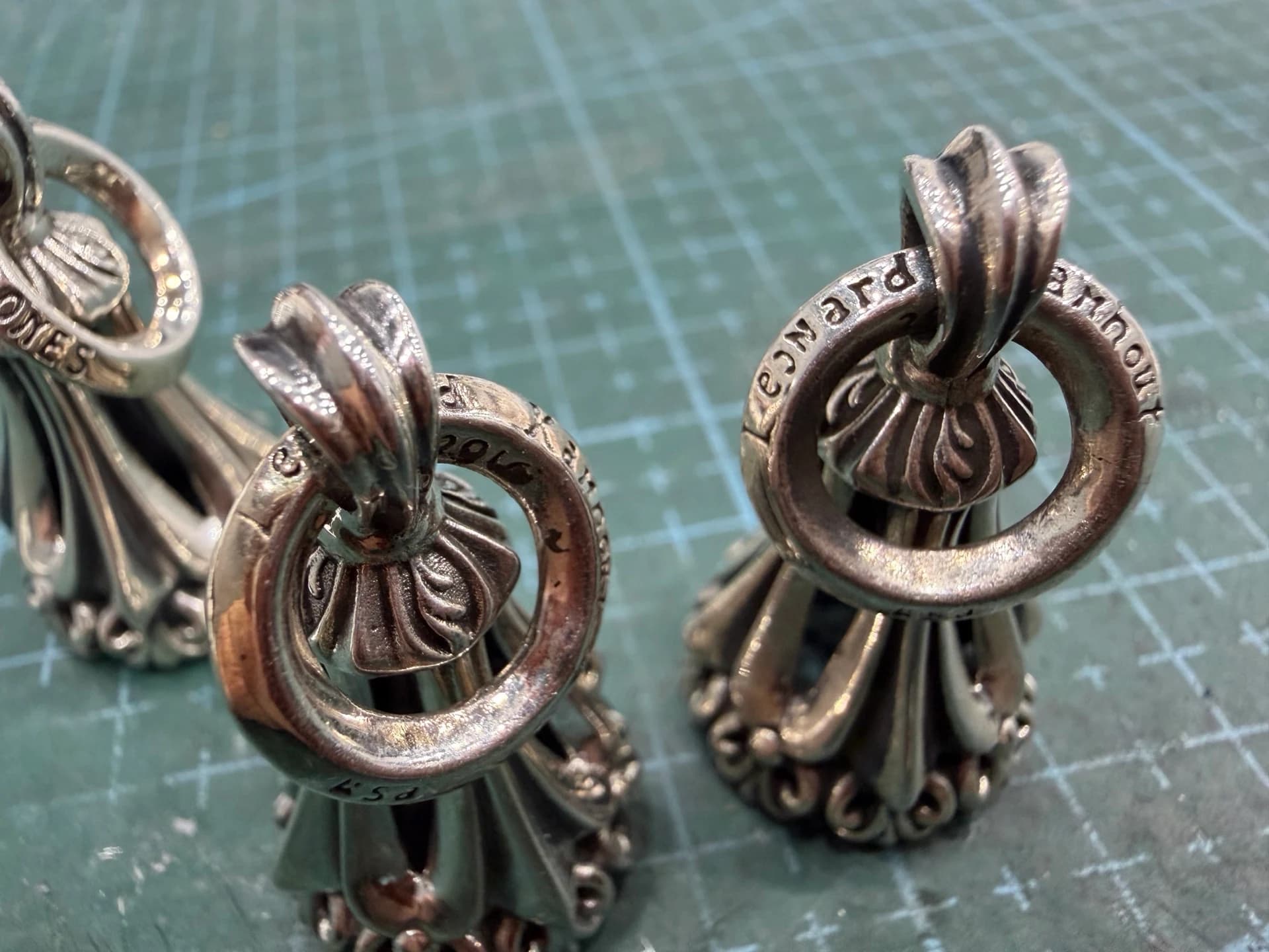 Гравировка на кольце серебряной подвески Chrome Hearts Bell макро