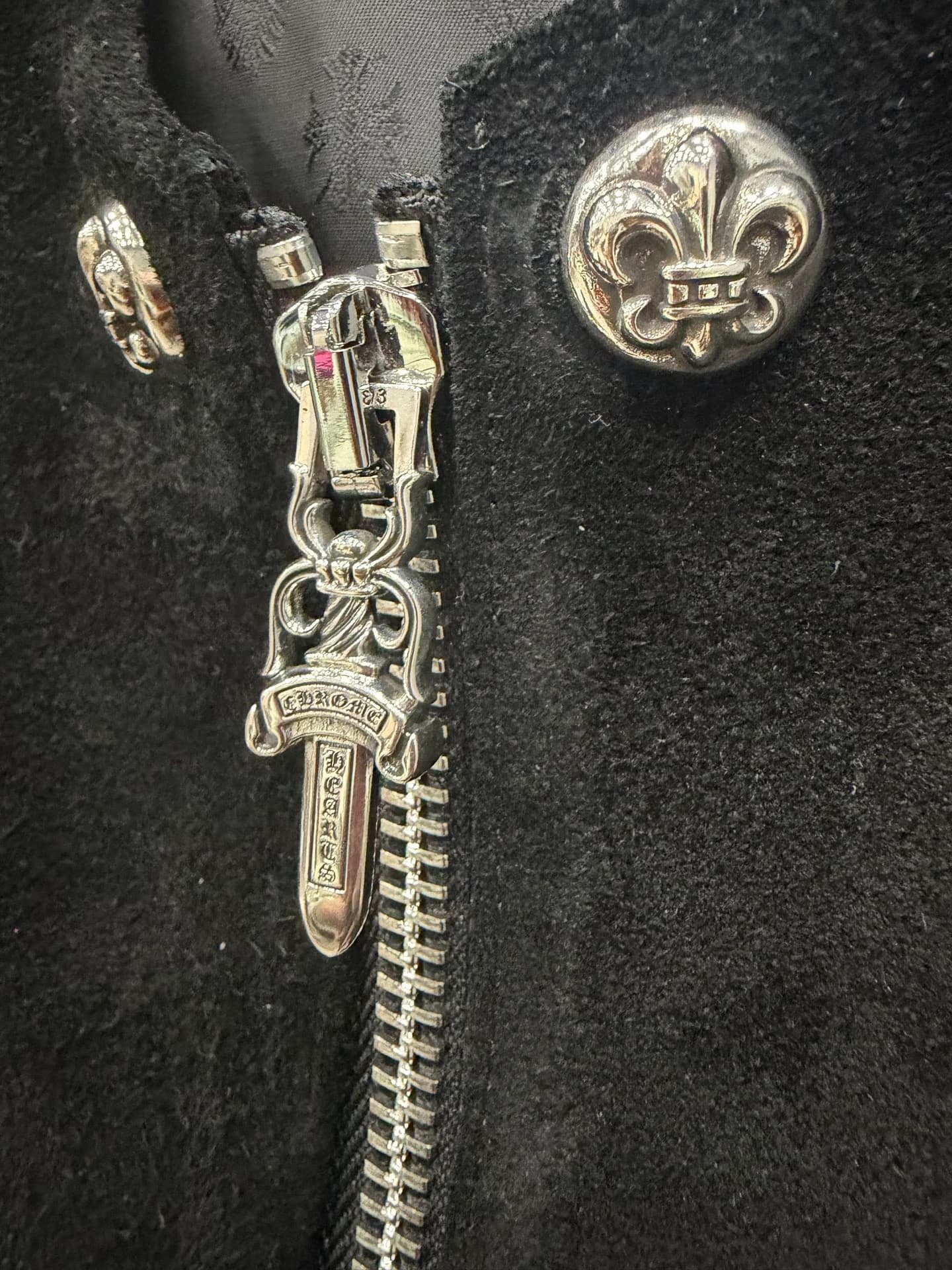 Деталь молнии и кнопки жилета Chrome Hearts