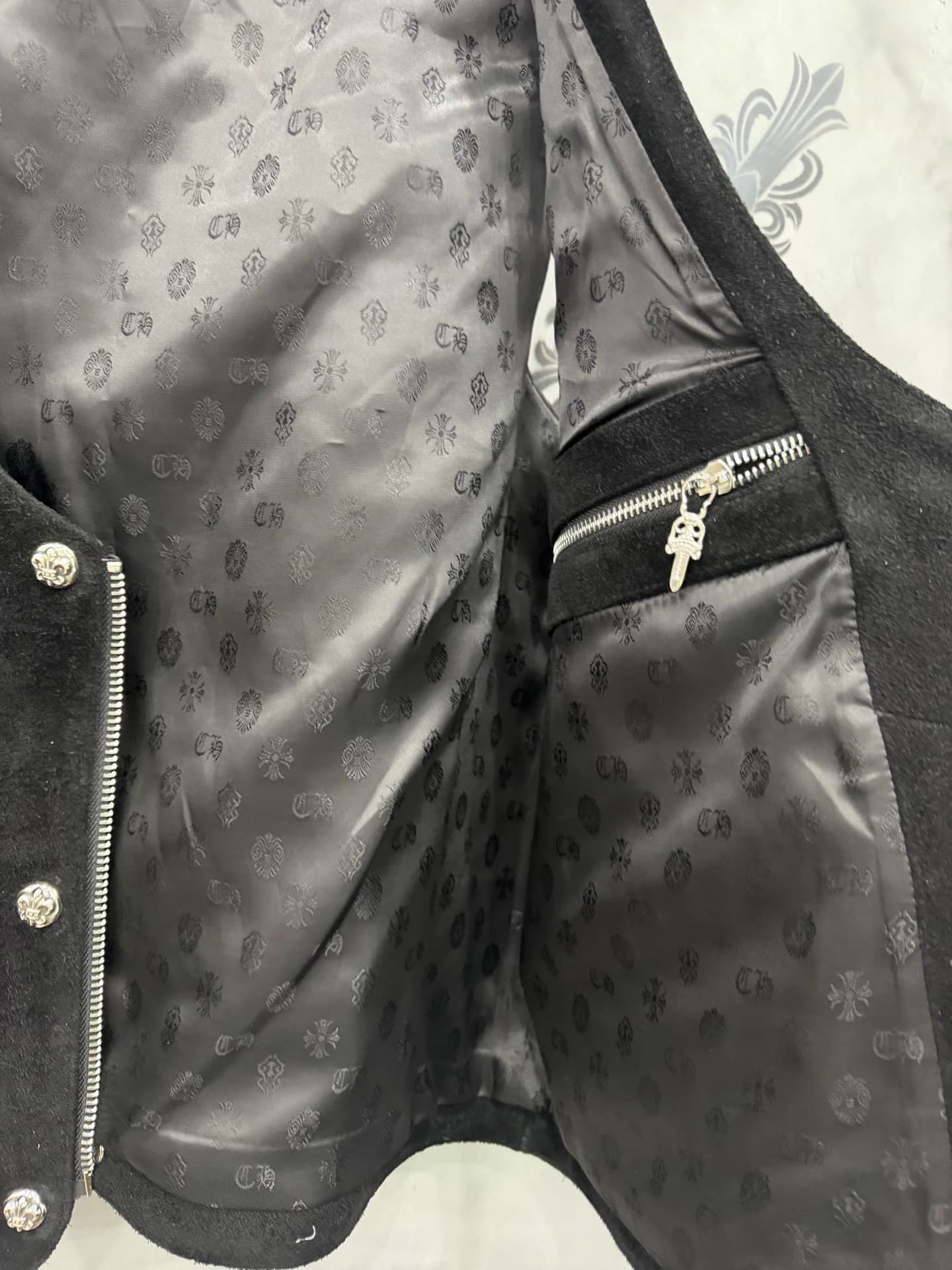 Внутренняя подкладка и карман жилета Chrome Hearts