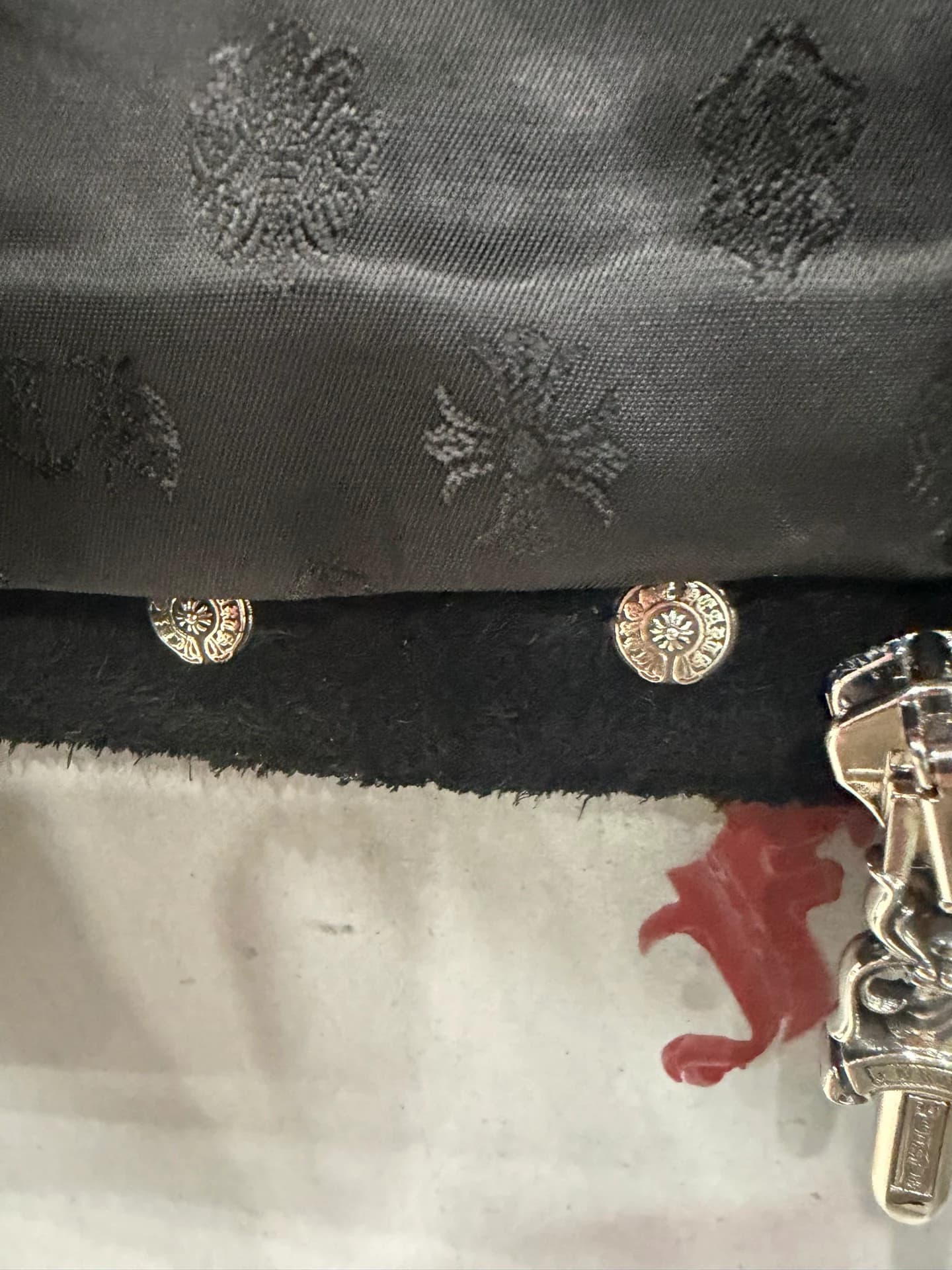Детали подкладки и фурнитуры жилета Chrome Hearts