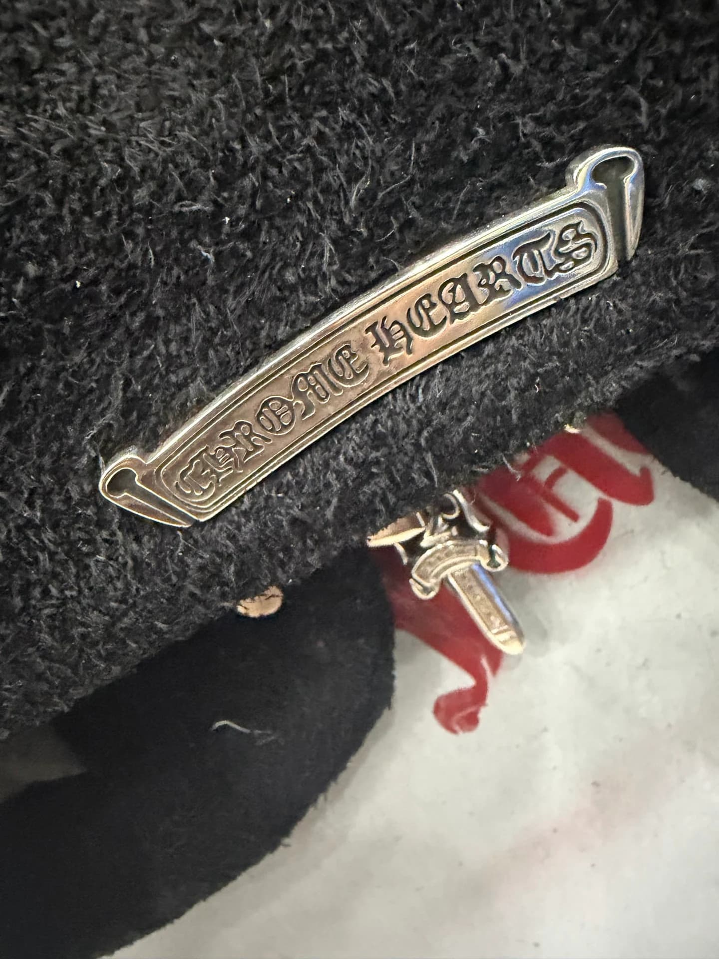 Металлическая пластина с логотипом Chrome Hearts