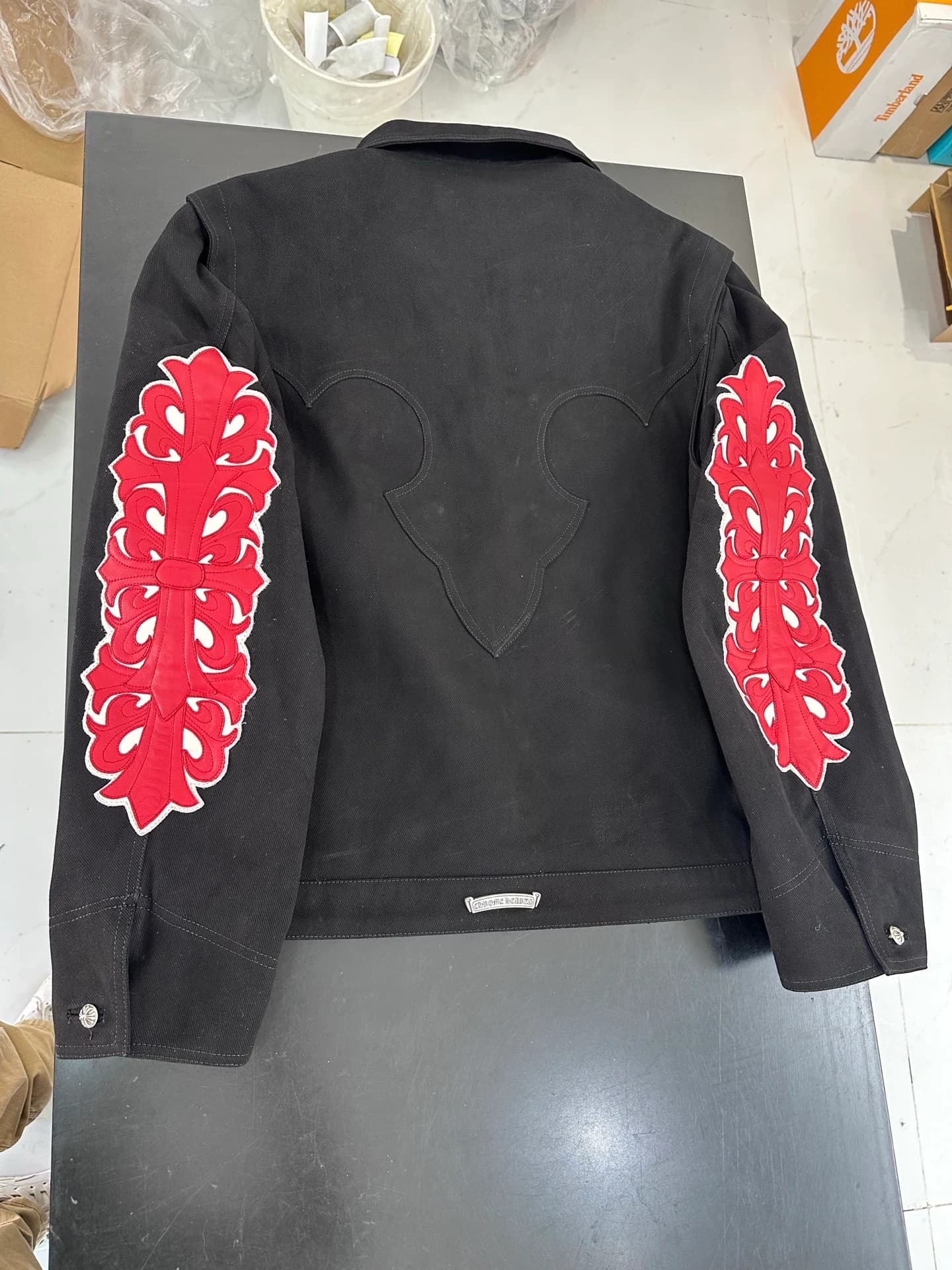 Черная джинсовая куртка Chrome Hearts, вид сзади