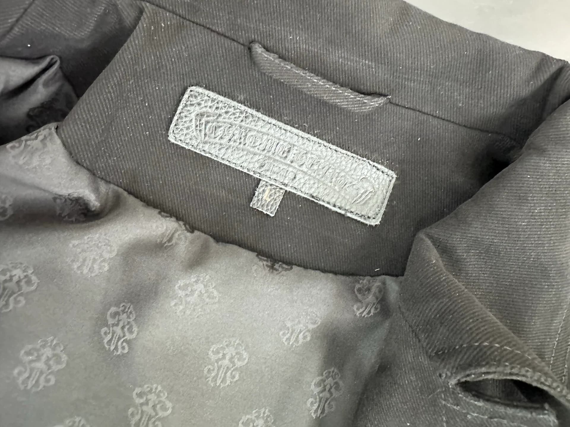 Фирменная кожаная бирка Chrome Hearts на воротнике