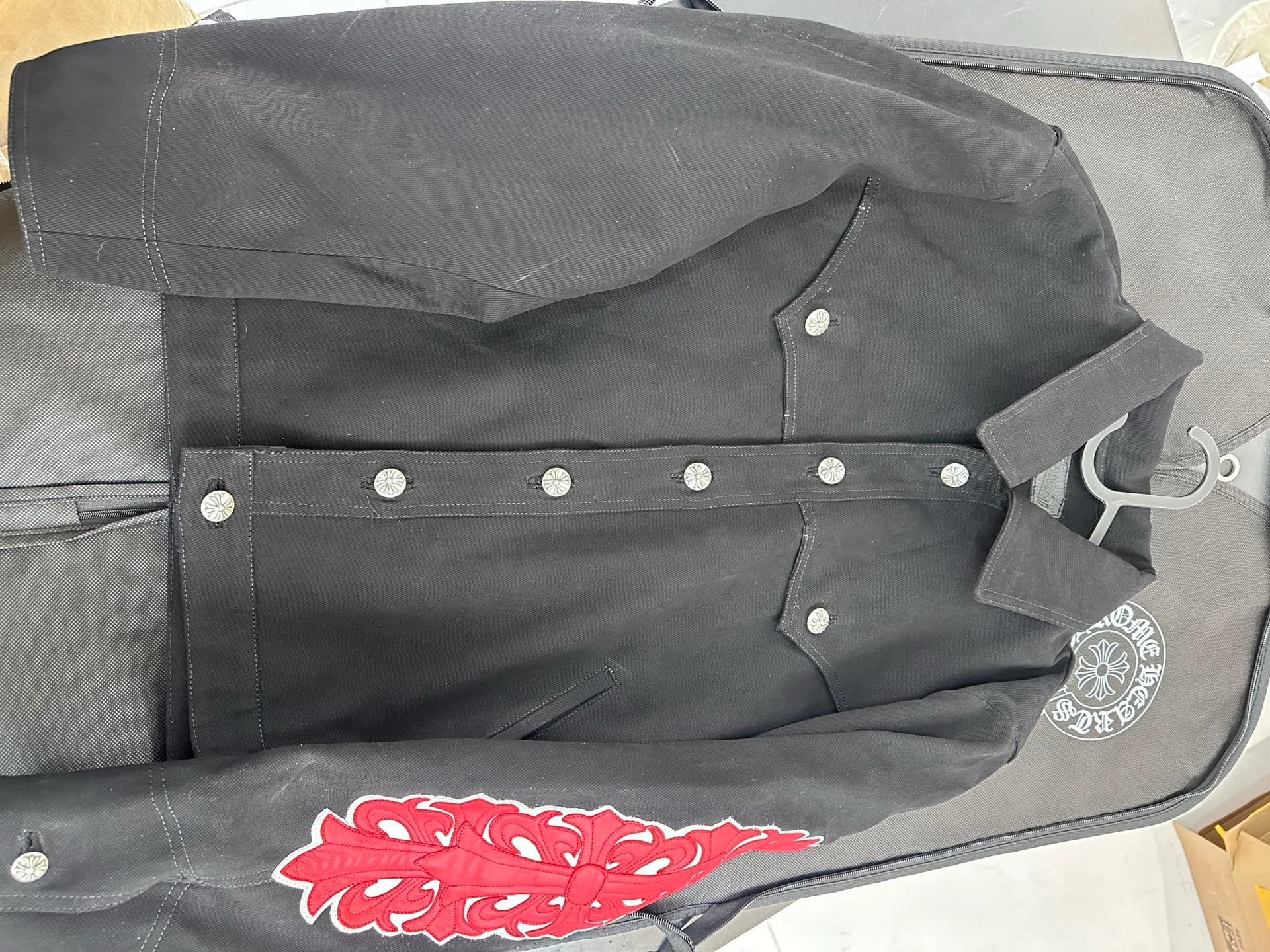 Джинсовая куртка Chrome Hearts в чехле для одежды