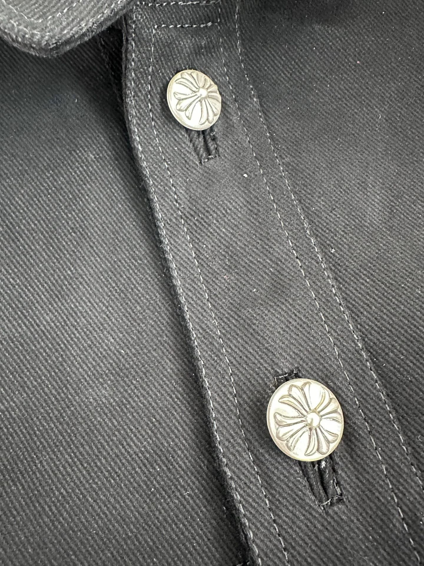 Пуговицы-болты с фирменной гравировкой Chrome Hearts