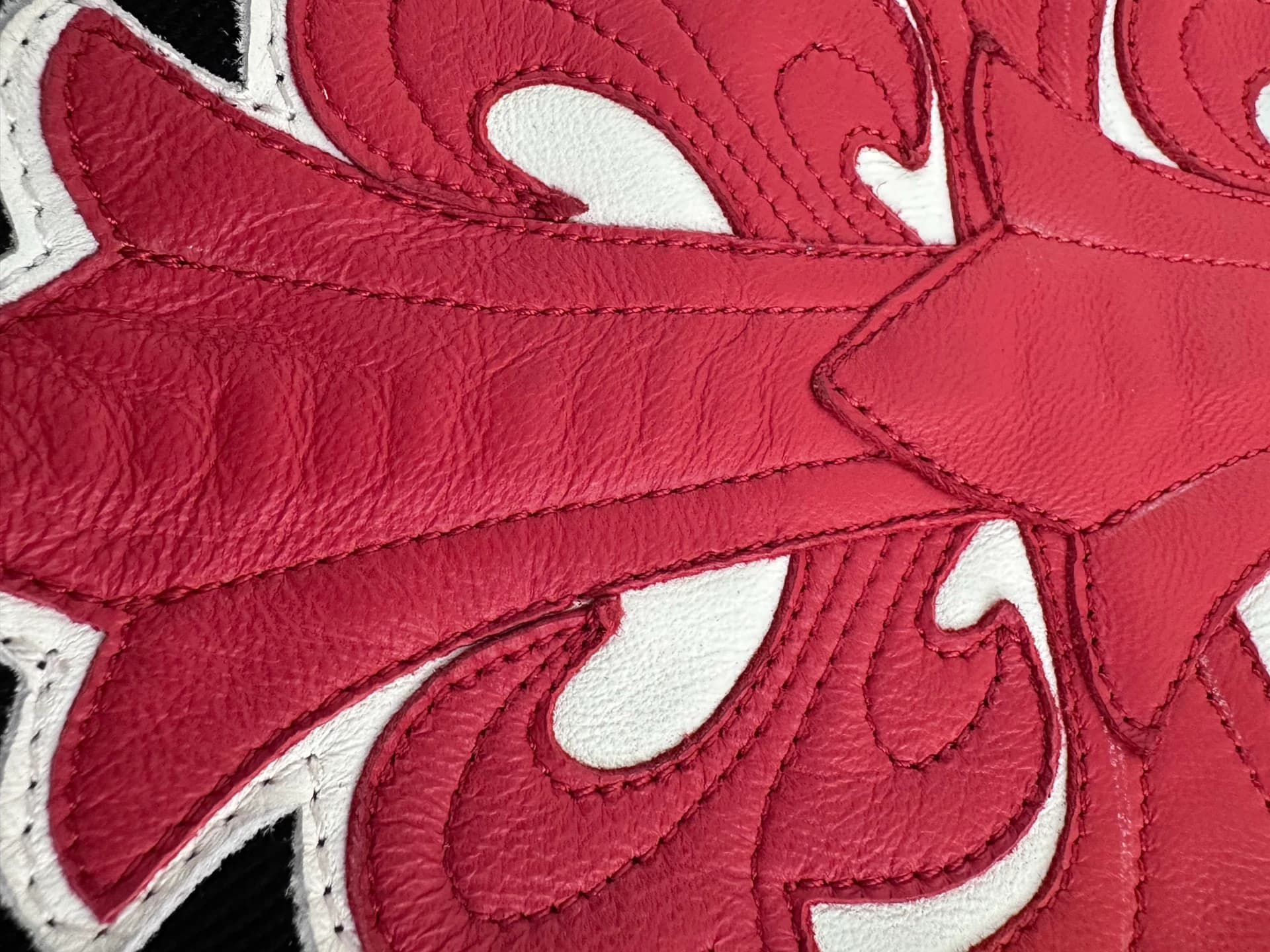 Крупный план кожаной аппликации на куртке Chrome Hearts