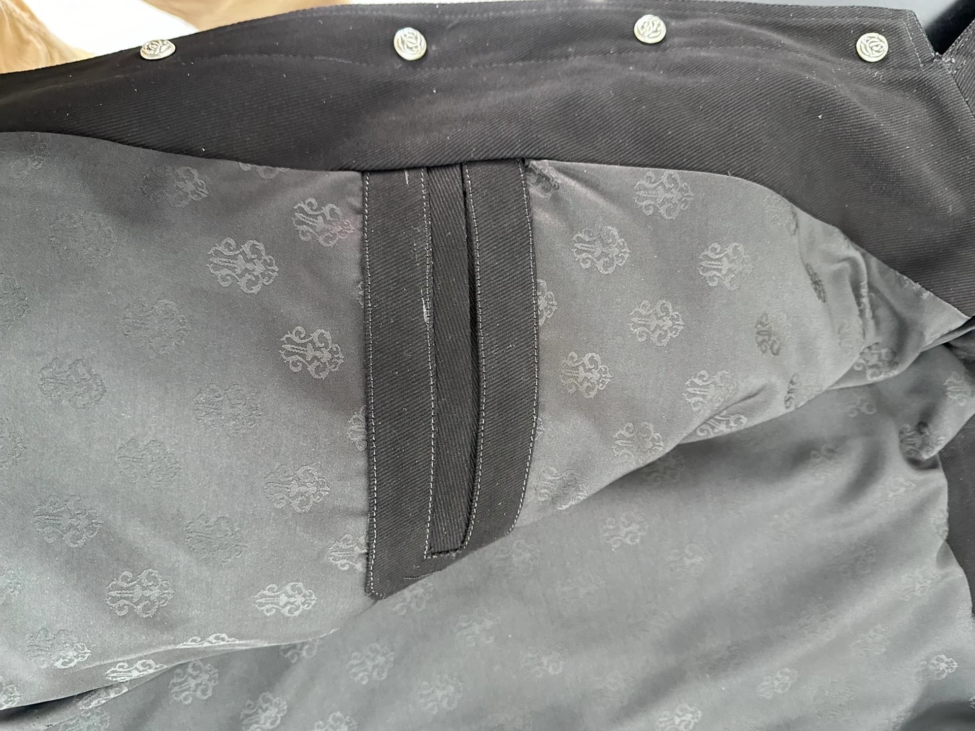 Деталь внутренней отделки куртки Chrome Hearts