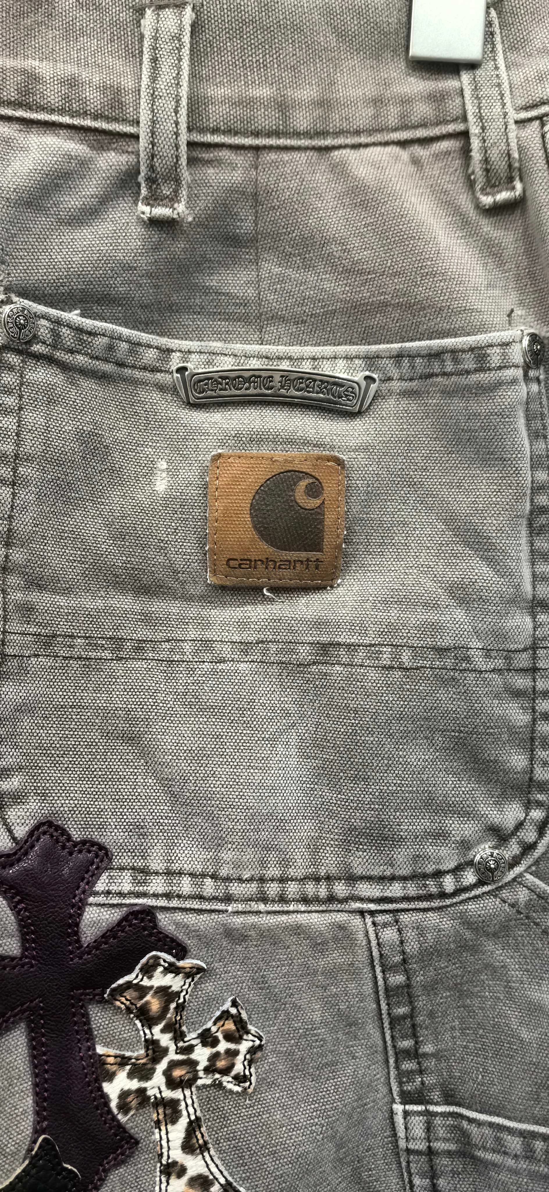 Задний карман джинсов Chrome Hearts x Carhartt B12 с логотипом