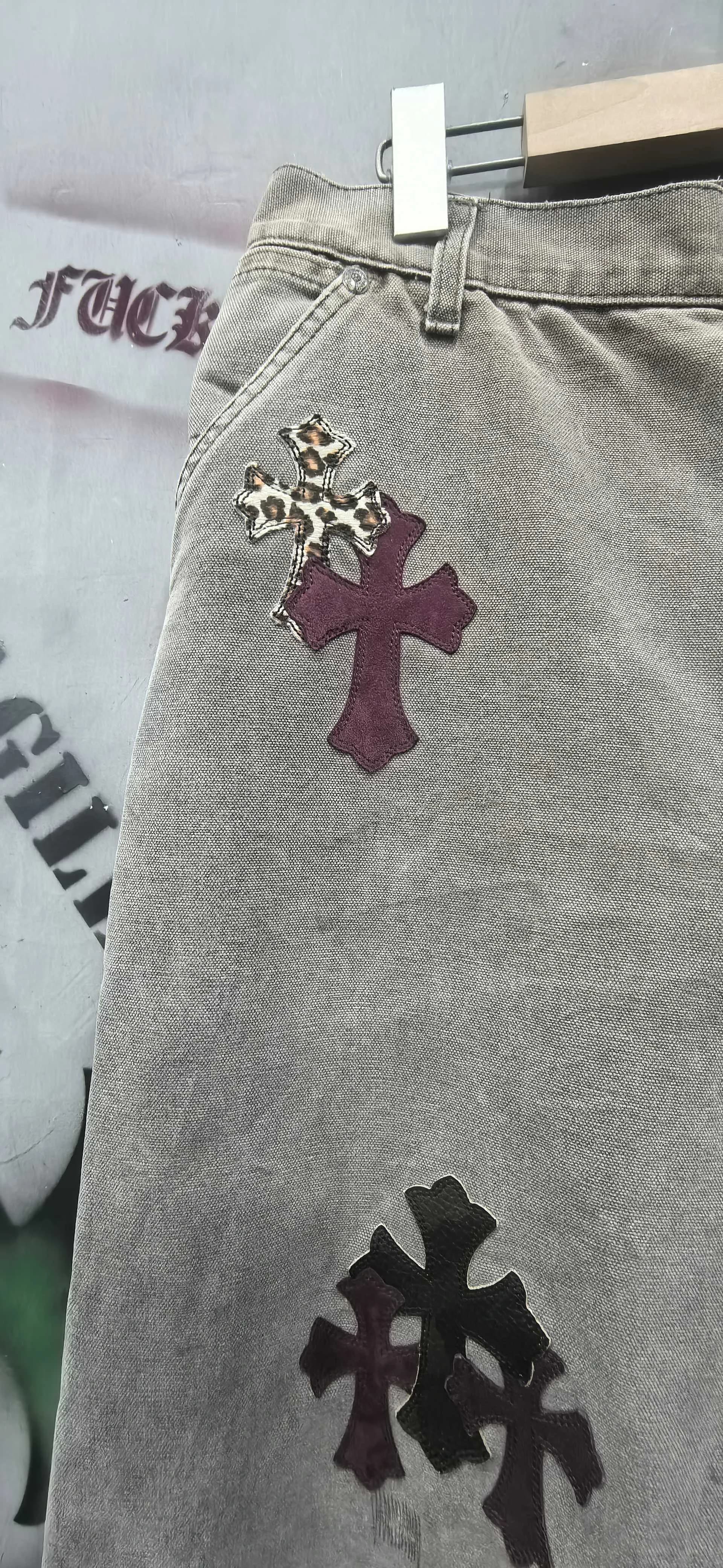 Деталь джинсов Chrome Hearts x Carhartt B12 с кожаными нашивками