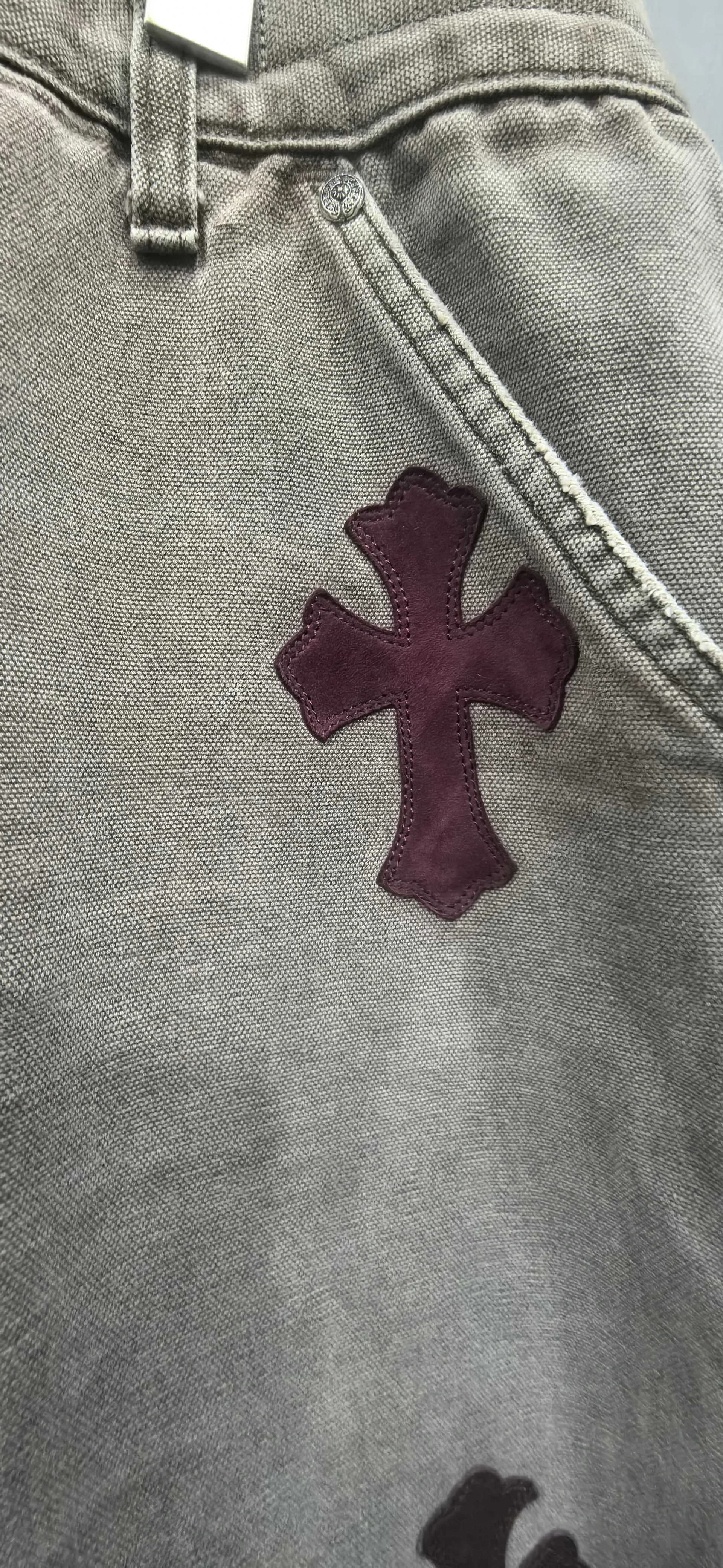 Кожаная нашивка в виде креста на джинсах Chrome Hearts x Carhartt B12