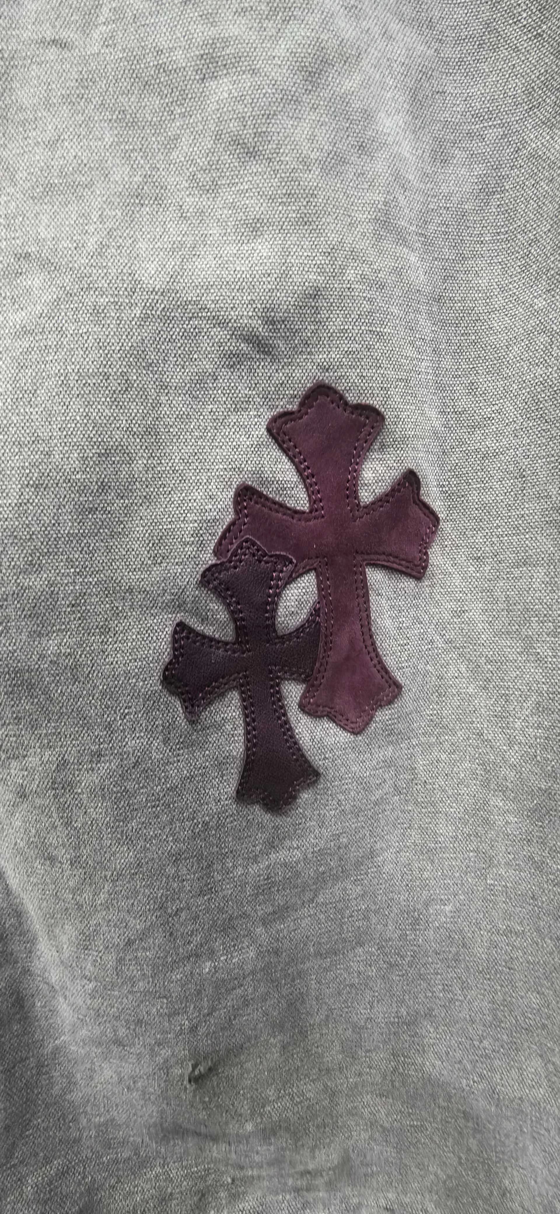 Нашивки-кресты на джинсах Chrome Hearts x Carhartt B12