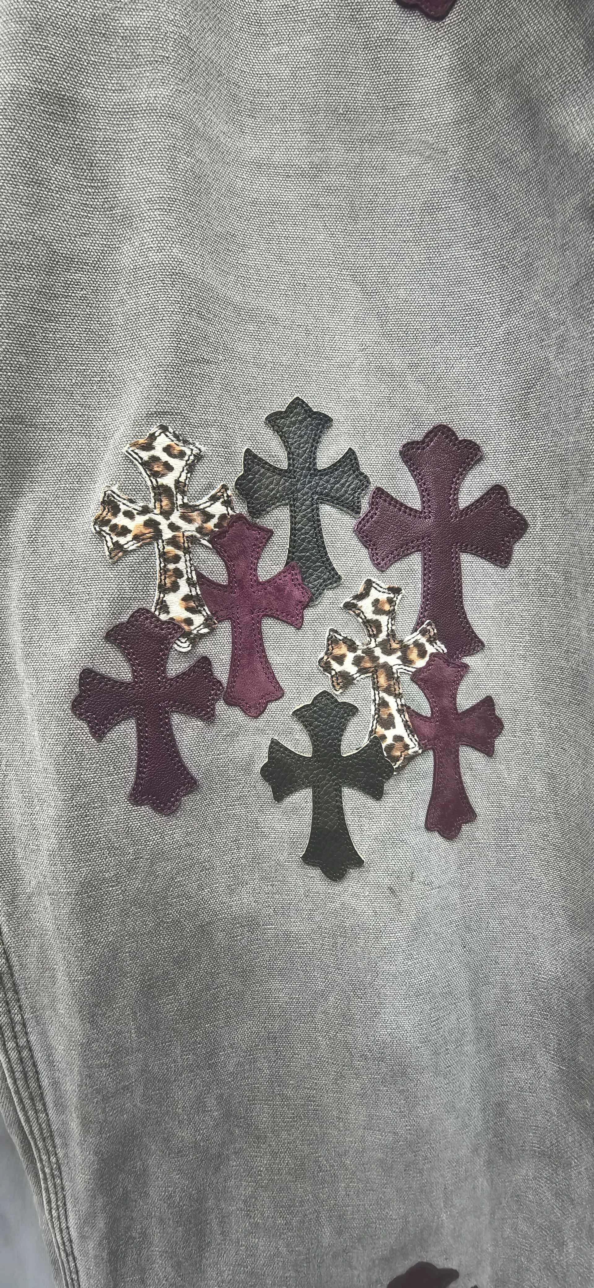 Разноцветные нашивки-кресты на джинсах Chrome Hearts x Carhartt B12