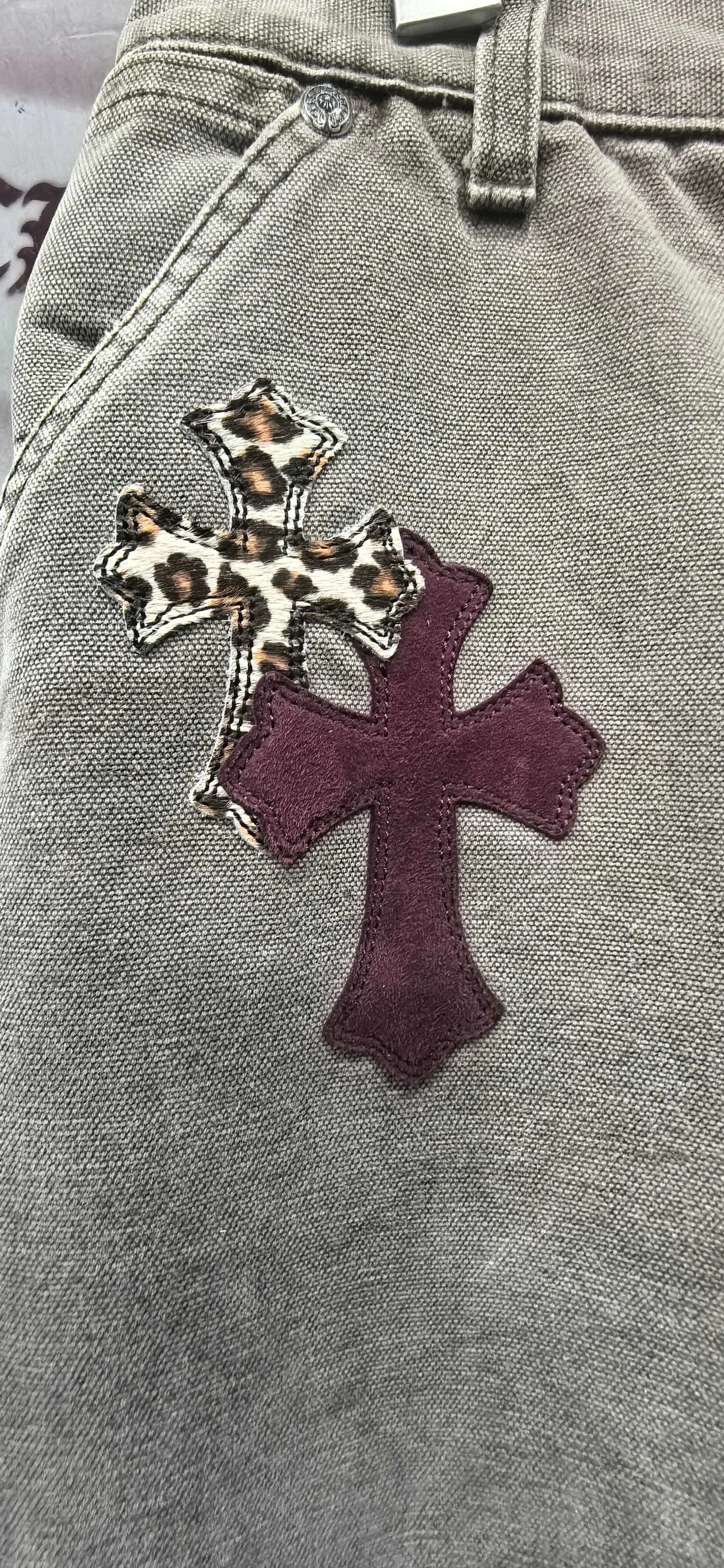 Деталь кармана с нашивками на джинсах Chrome Hearts x Carhartt B12