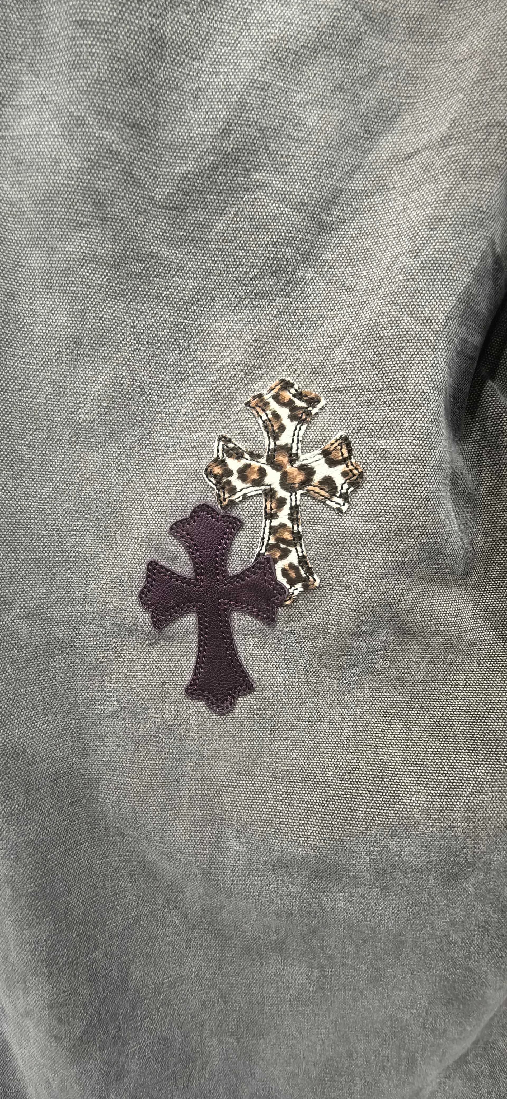 Леопардовая нашивка-крест на джинсах Chrome Hearts x Carhartt B12