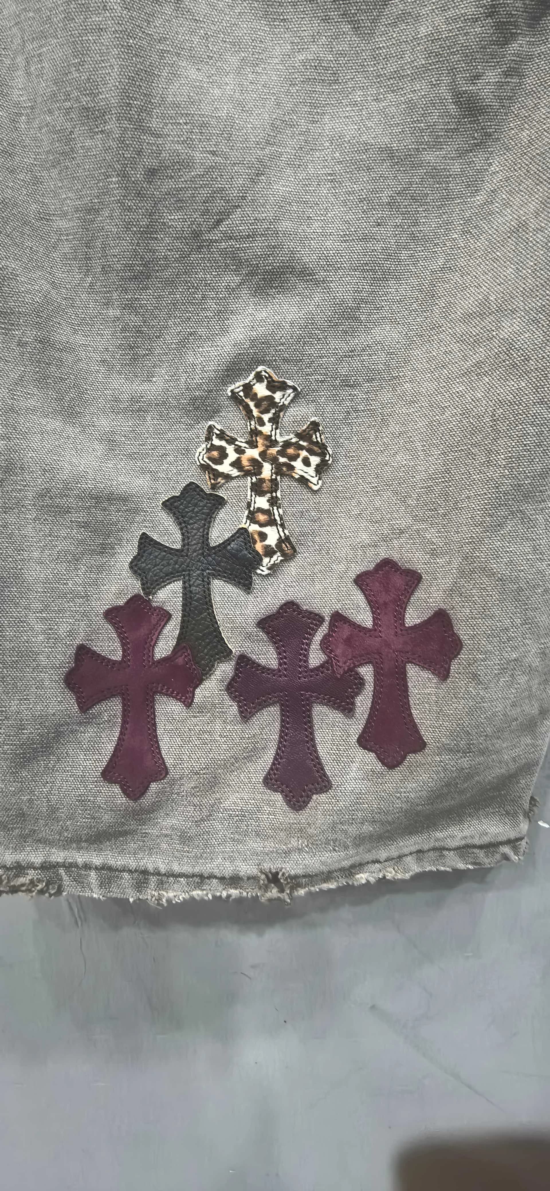 Нашивки на нижней части штанины джинсов Chrome Hearts x Carhartt B12