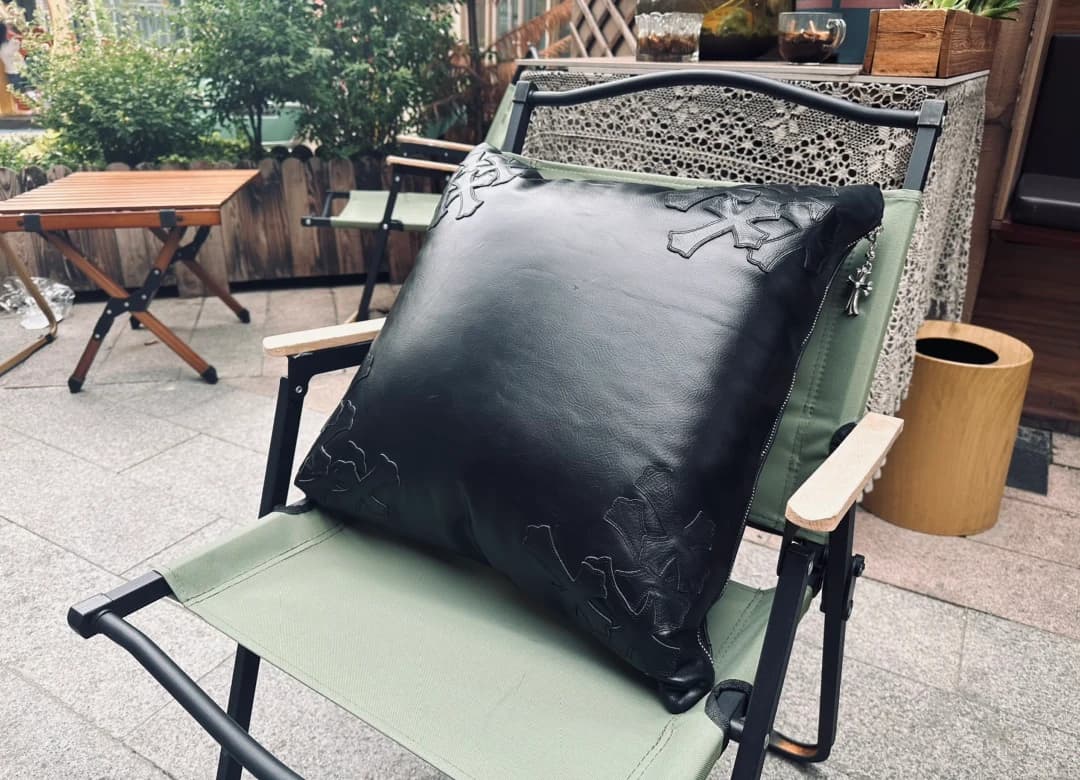 Декоративная подушка Chrome Hearts из черной зернистой кожи на кресле