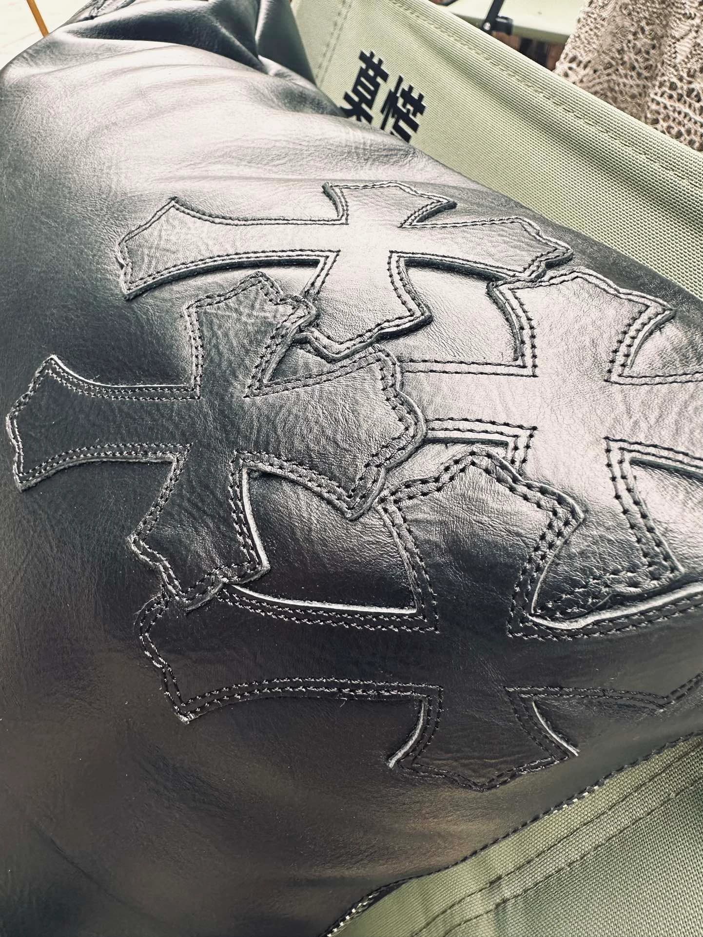 Фрагмент кожаных нашивок в виде крестов на подушке Chrome Hearts