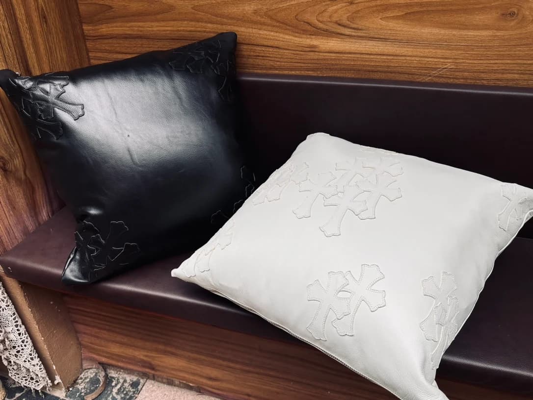 Интерьерные подушки Chrome Hearts из черной и белой кожи на скамье