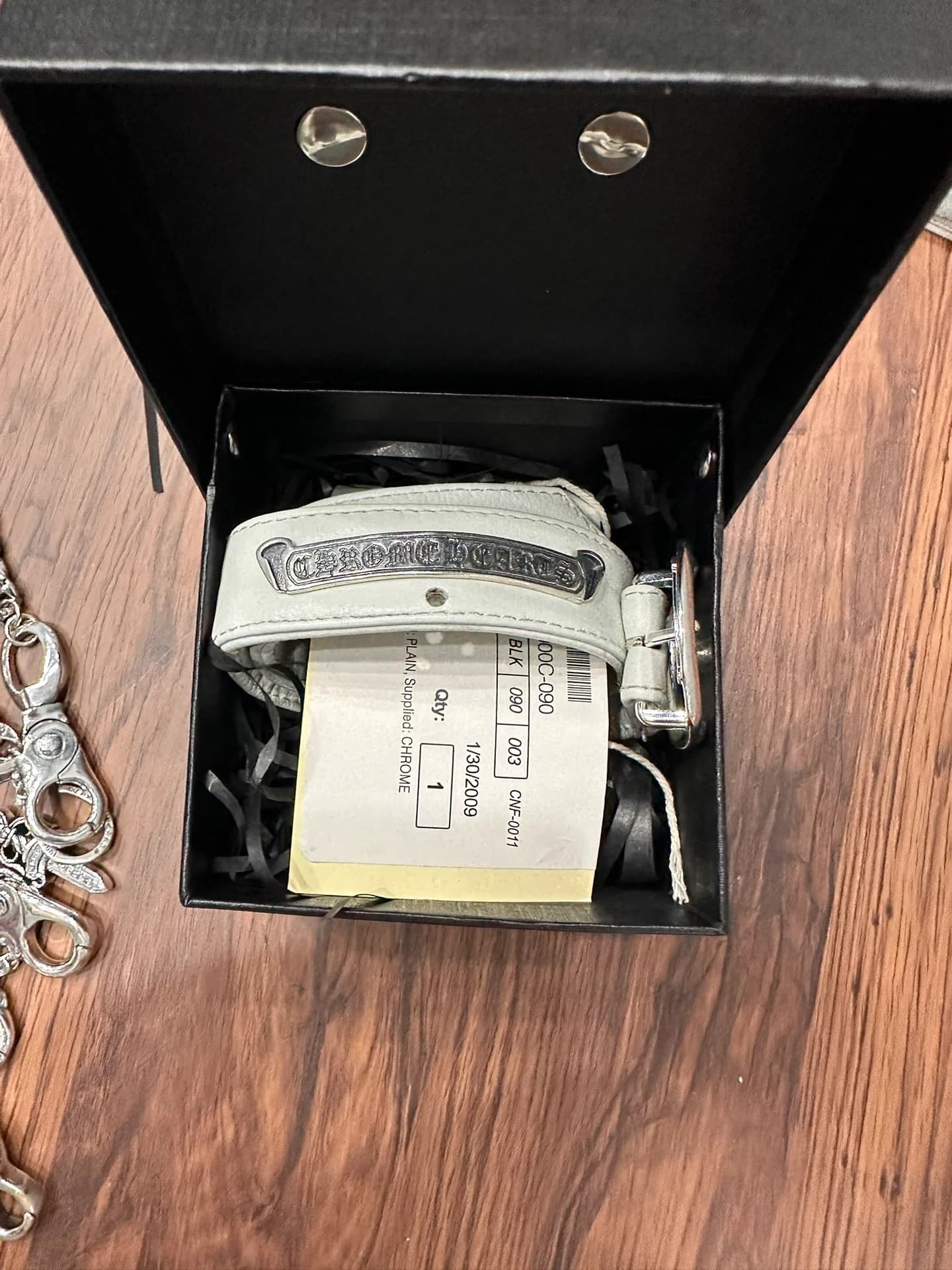 Белый ошейник Chrome Hearts в фирменной коробке с документами